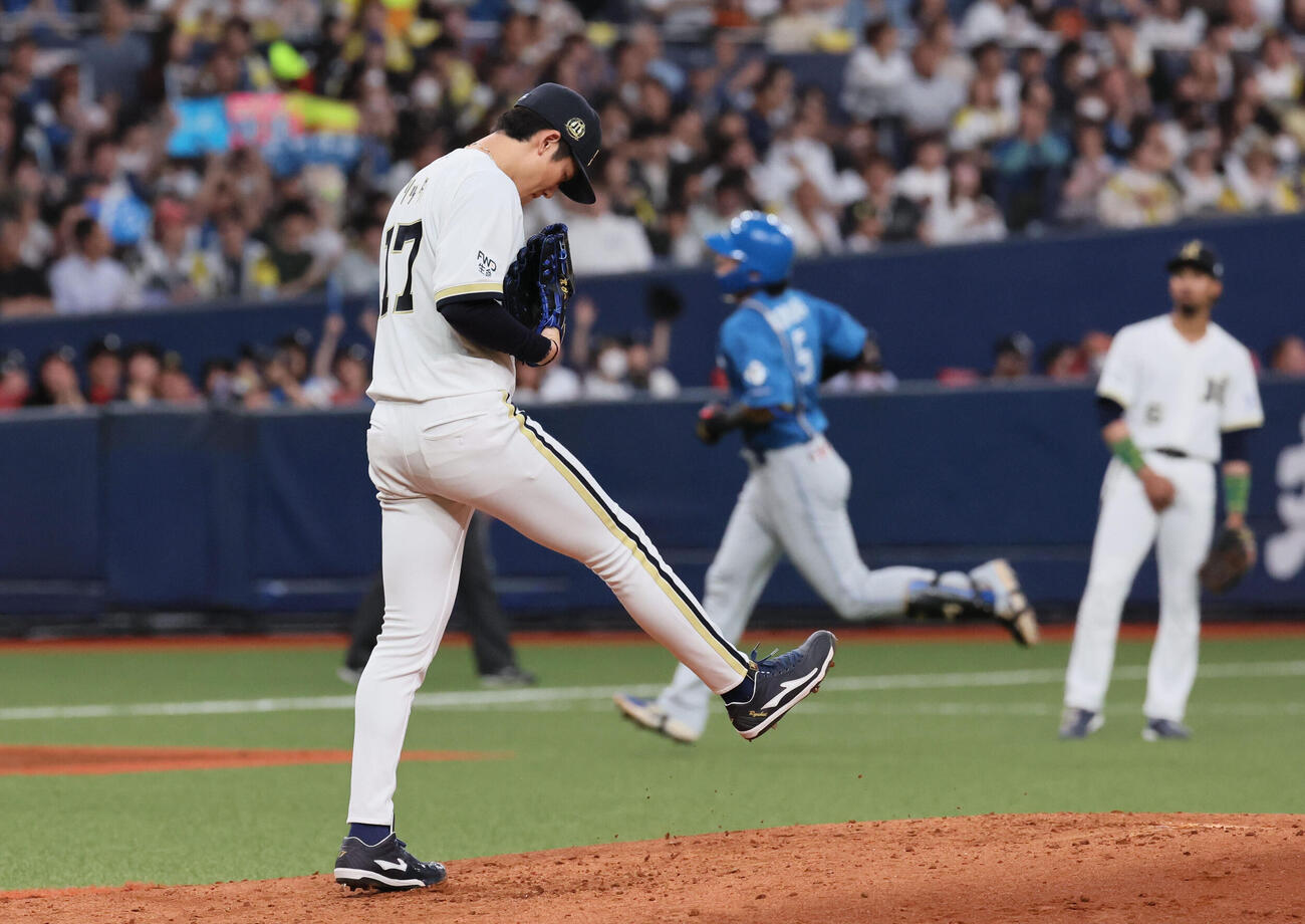 オリックス対日本ハム　5回表日本ハム2死一塁、オリックス曽谷龍平は日本ハム野村佑希に2点本塁打を浴びる（撮影・宮崎幸一）