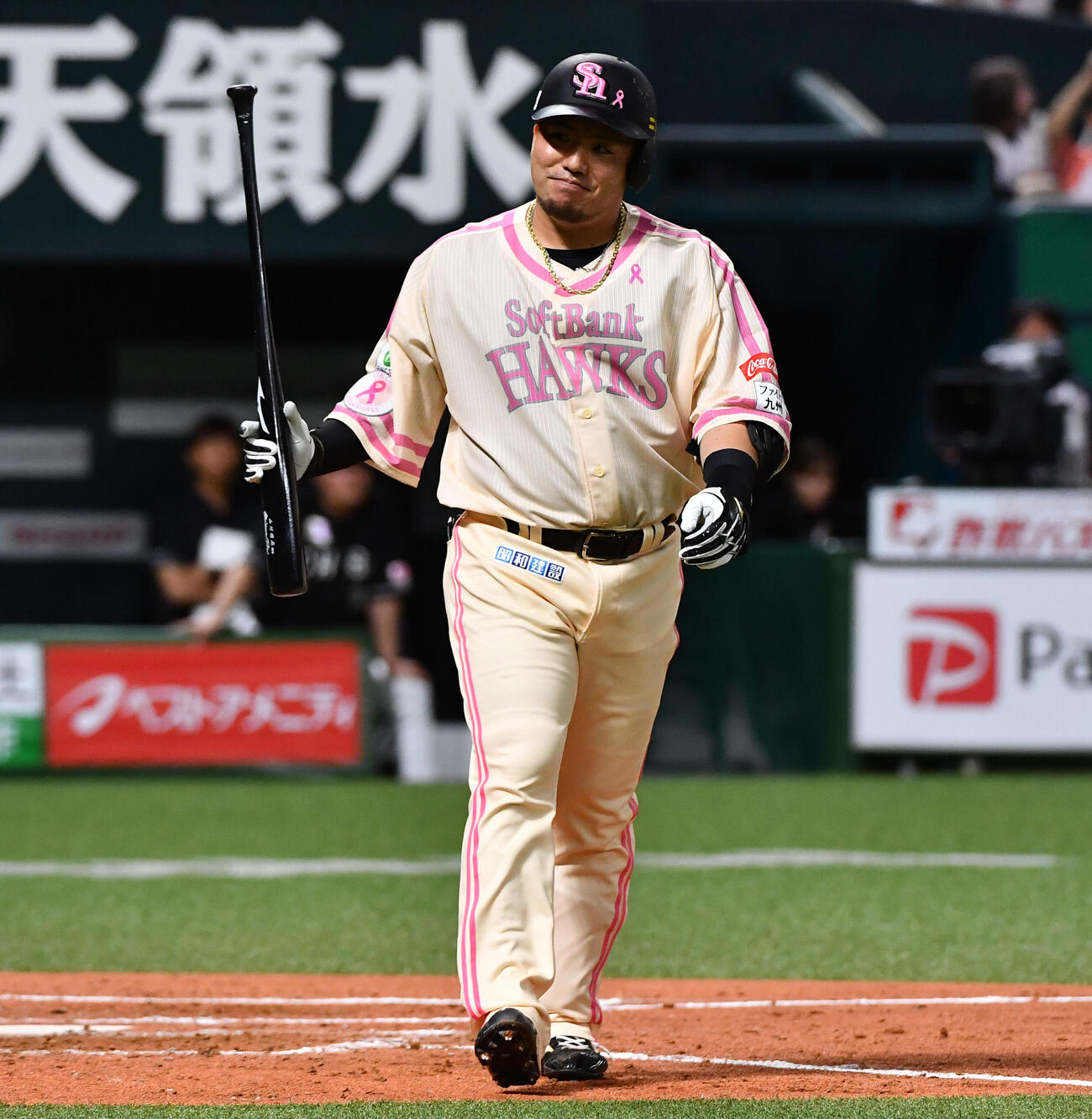 ソフトバンク対ロッテ　4回裏ソフトバンク無死一、二塁、山川穂高は勝ち越しの左越え3点本塁打を放つ（撮影・岩下翔太）