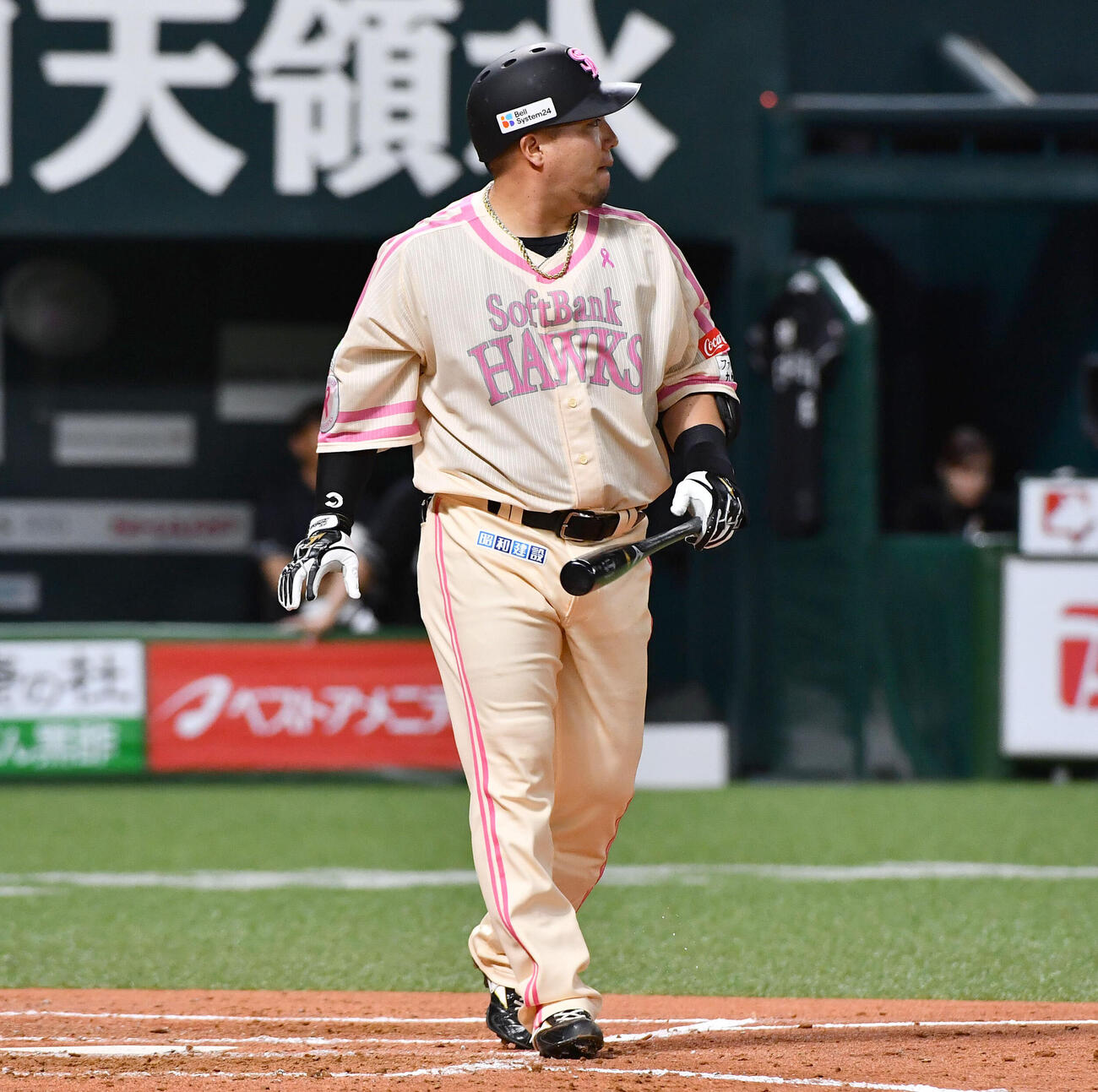 ソフトバンク対ロッテ　4回裏ソフトバンク無死一、二塁、山川穂高は勝ち越しの左越え3点本塁打を放つ（撮影・岩下翔太）