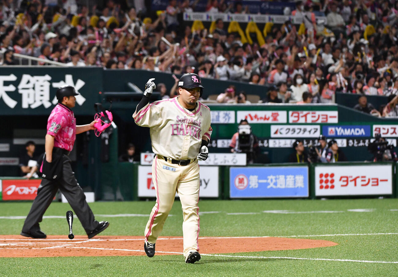 ソフトバンク対ロッテ　4回裏ソフトバンク無死一、二塁、山川穂高は勝ち越しの左越え3点本塁打を放つ（撮影・岩下翔太）
