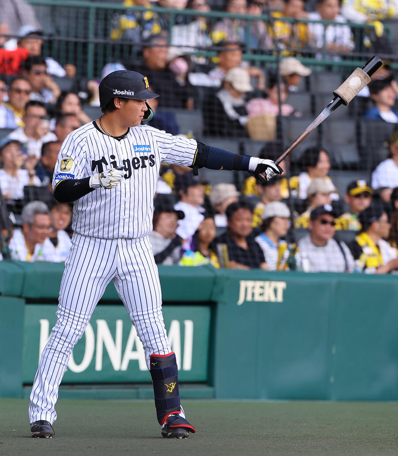 阪神対DeNA 9回裏阪神2死、次打席で準備する大山悠輔（撮影・上田博志）