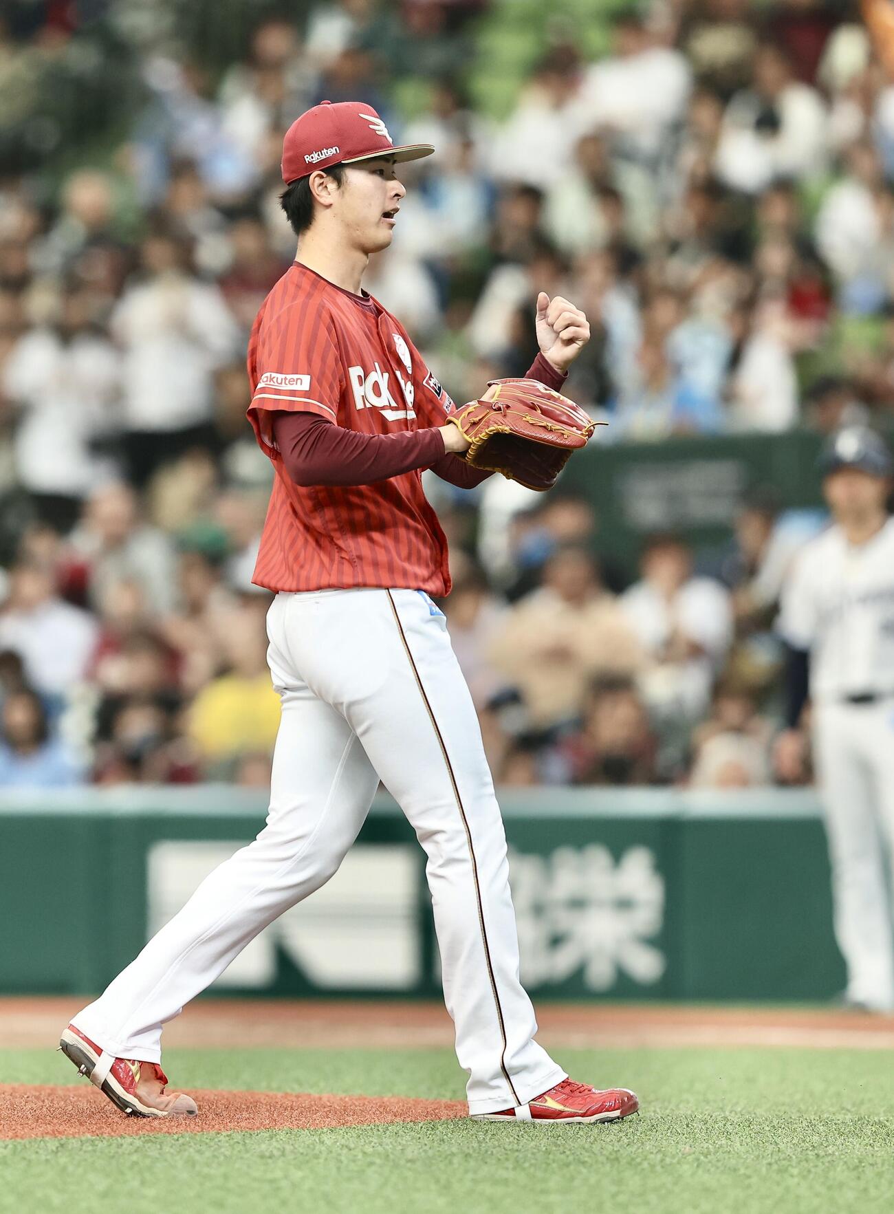 西武対楽天　5回裏を抑えガッツポーズする古謝樹（撮影・河田真司）