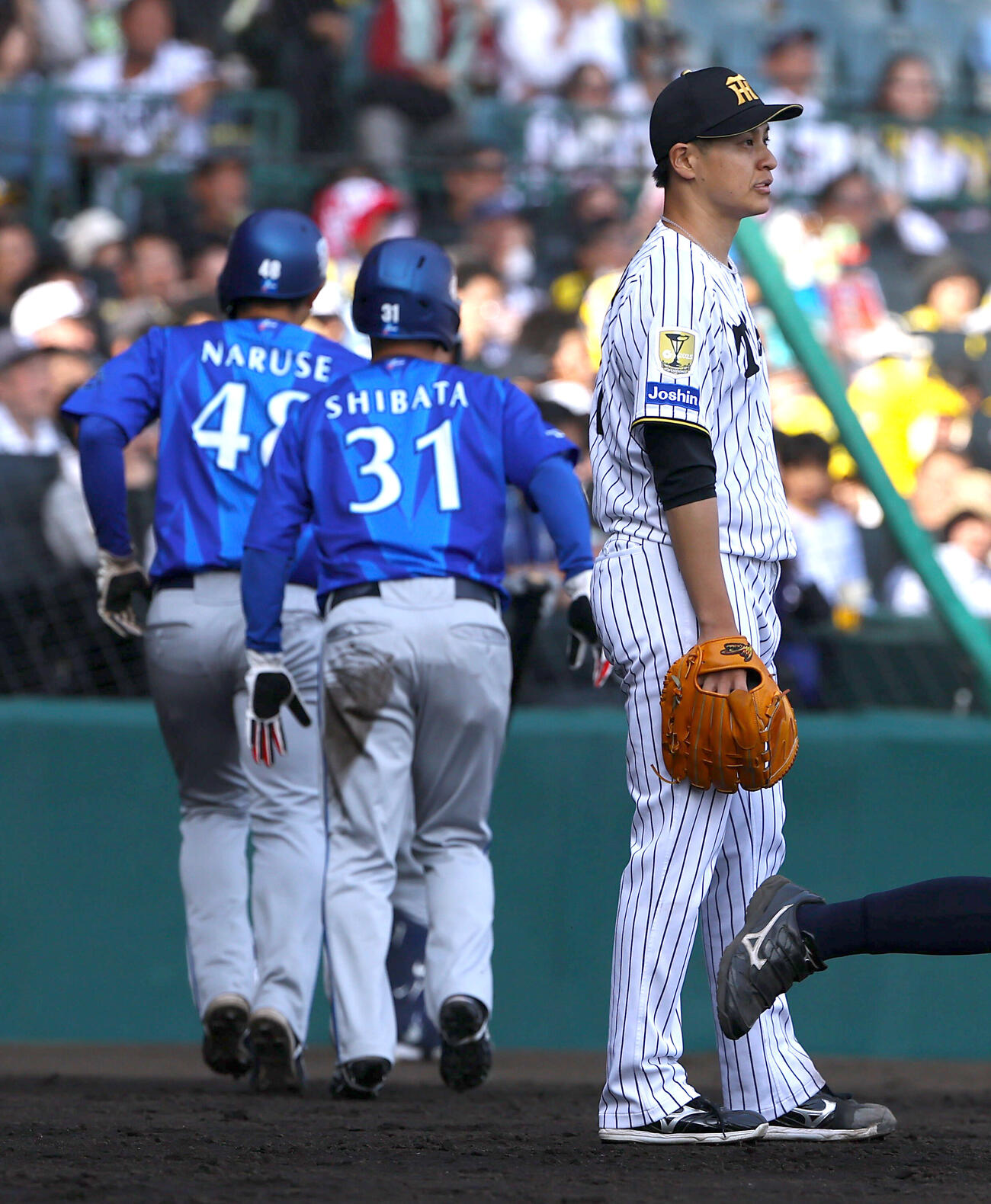 阪神対DeNA 8回表DeNA1死満塁、大竹耕太郎（右）は度会隆輝の勝ち越し適時打で成瀬脩人と柴田竜拓の生還を許す（撮影・上田博志）