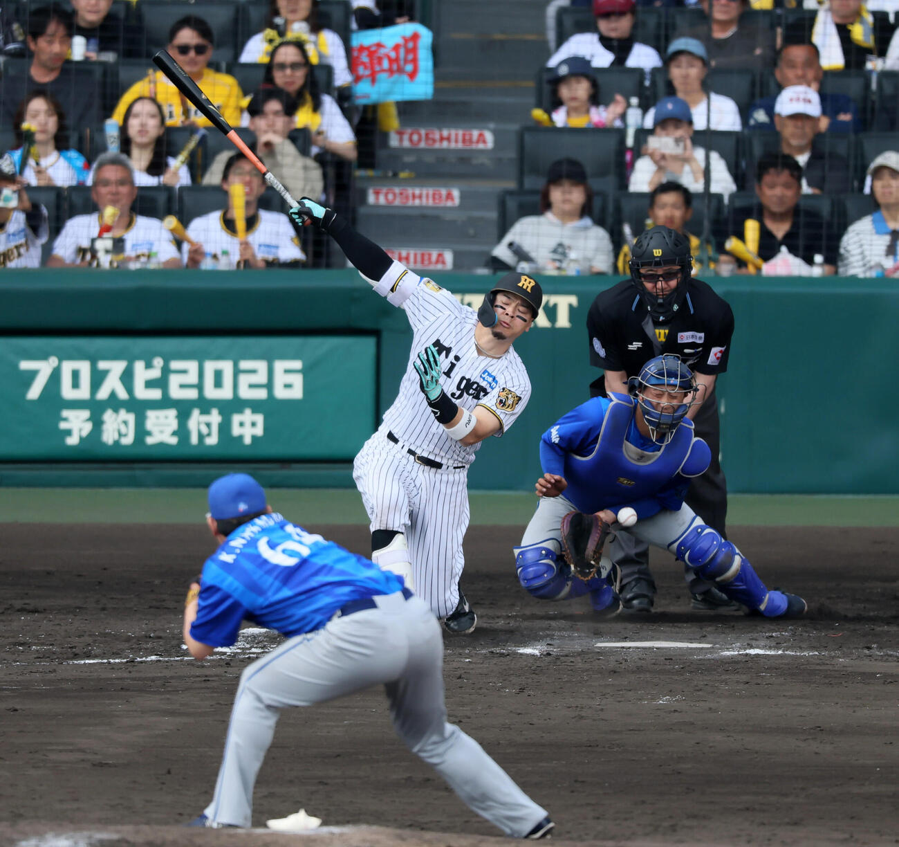 阪神対DeNA 8回裏阪神1死、三振に倒れる佐藤輝明、投手中川虎大（撮影・加藤哉）