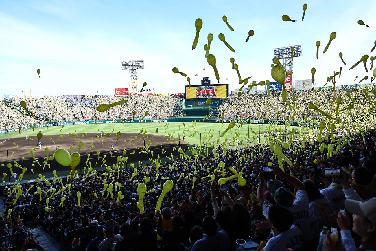 阪神対DeNA　ジェット風船を上げて応援する阪神ファン（撮影・上田博志）