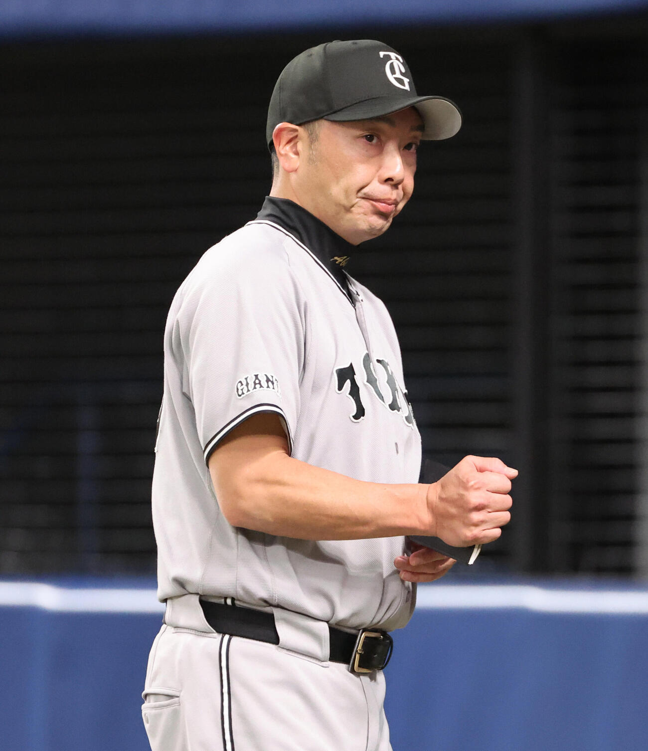 中日対巨人　6回の攻撃を終え選手交代を告げた巨人阿部慎之助監督は厳しい表情でベンチに戻る（撮影・西尾就之）