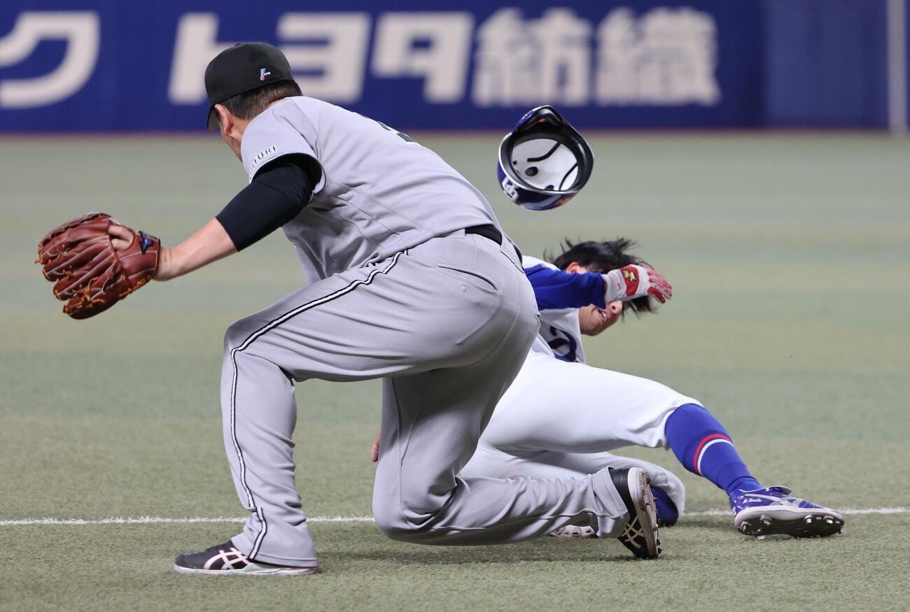 中日対巨人　5回裏中日1死三塁、カリステの三塁ゴロで生還を狙った三走田中幹也は三本間に挟まれたが、このプレー中にボールを持たない田中将大と激突、走塁妨害となり生還した（撮影・西尾就之）