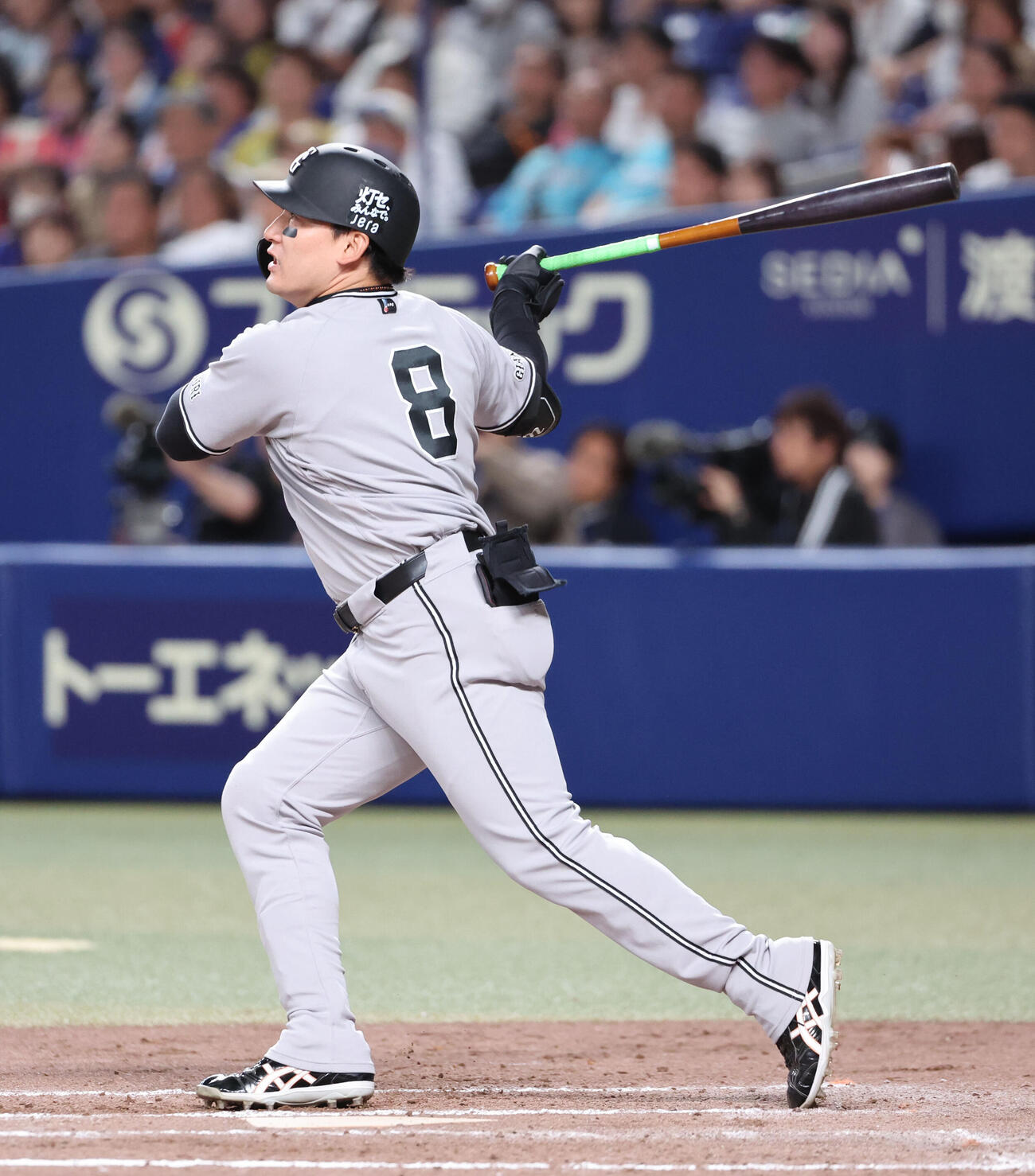 中日対巨人　8回表巨人1死一塁、代打丸佳浩は右中間に本塁打を放つ（撮影・西尾就之）
