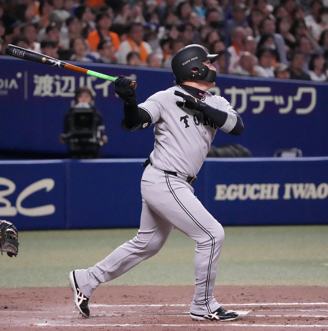 中日対巨人　8回表巨人1死一塁、2点本塁打を放つ丸佳浩（撮影・森本幸一）