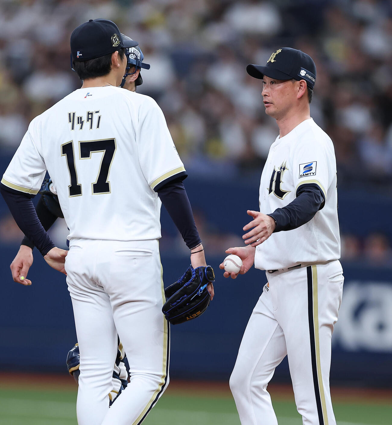 オリックス対日本ハム　5回表日本ハム2死一、二塁、曽谷龍平（左）に交代を告げる岸田護監督（撮影・前田充）