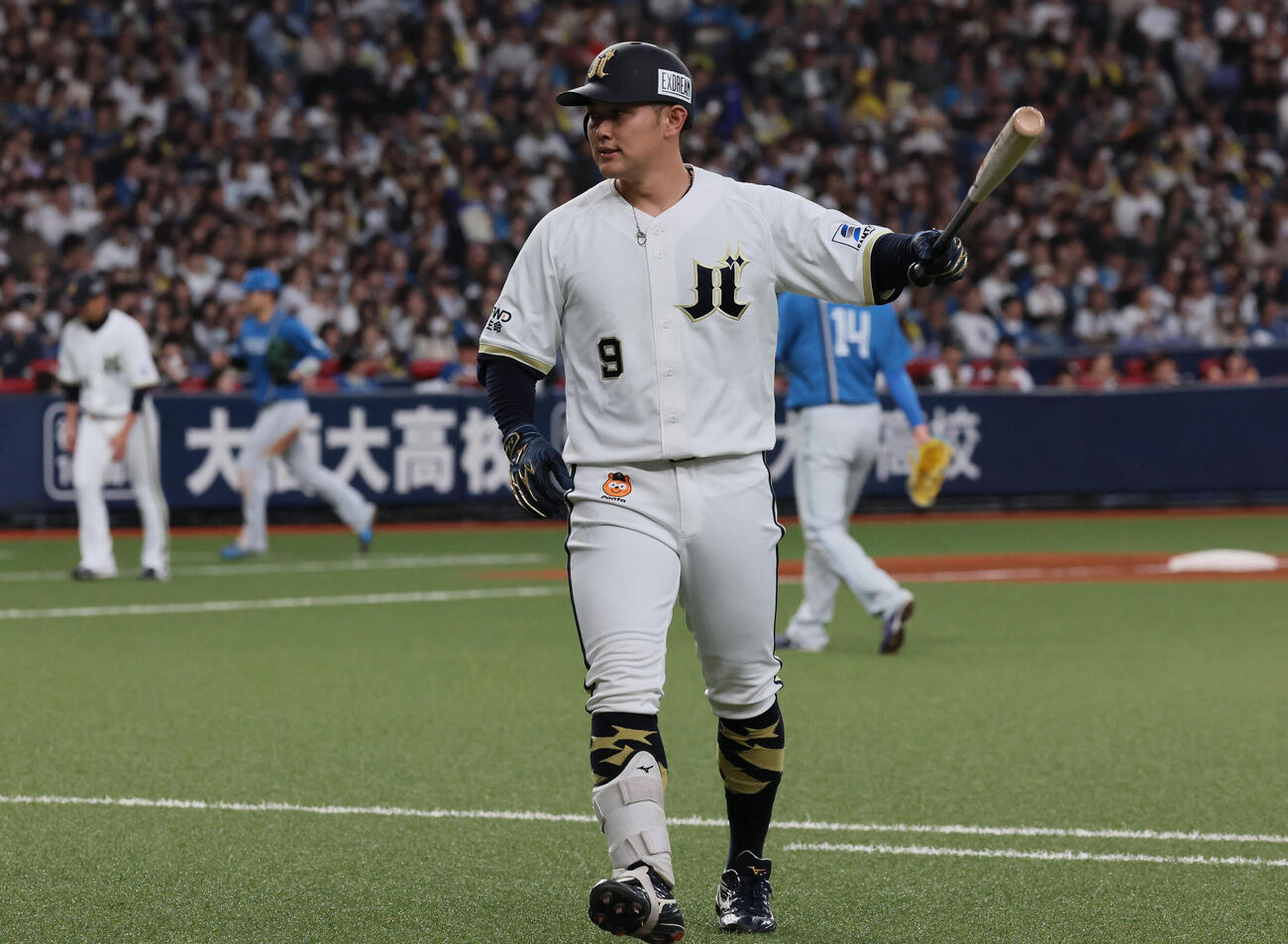 オリックス対日本ハム　2回裏オリックス2死一塁、オリックス野口智哉は遊直に倒れる（撮影・宮崎幸一）