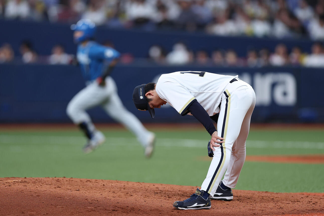 オリックス対日本ハム　5回表日本ハム2死一塁、野村佑希に2点本塁打を浴びる曽谷龍平（撮影・前田充）