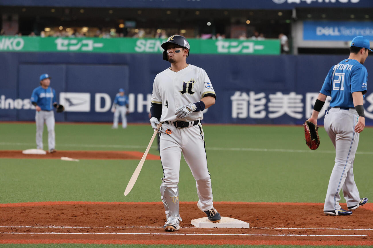 オリックス対日本ハム4回裏オリックス無死、オリックス森友哉はバットを折られて二塁ゴロに倒れる（撮影・宮崎幸一）