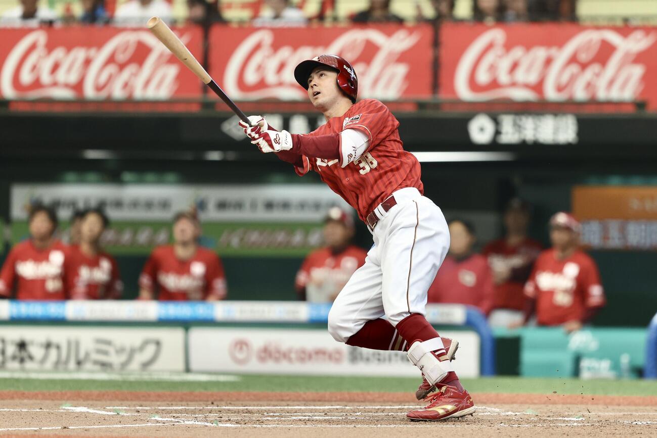 西武対楽天　6回表楽天無死、左越えソロ本塁打を放つ佐藤直樹（撮影・河田真司）
