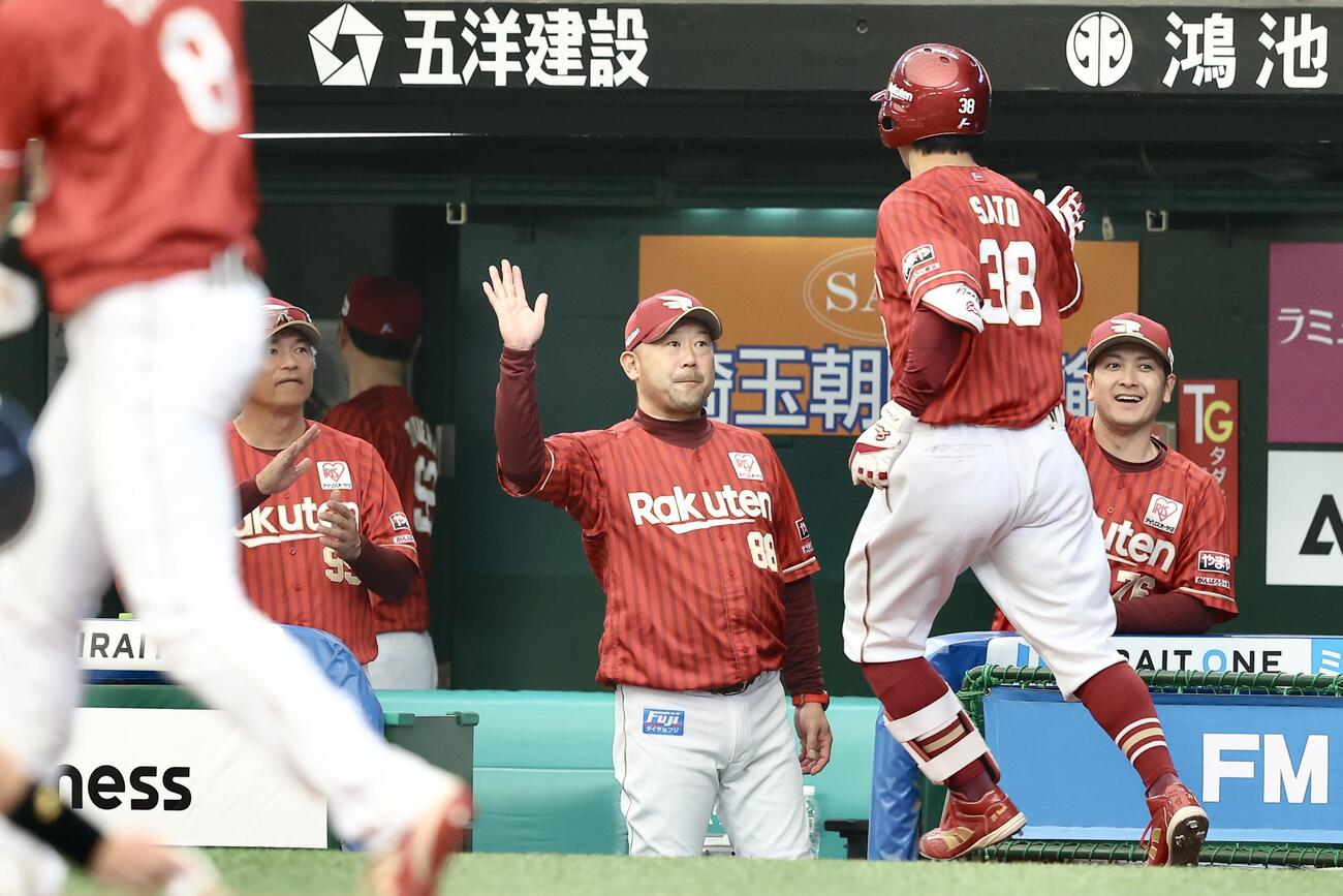 西武対楽天　6回表楽天無死、左越えソロ本塁打で生還する佐藤直樹（右）を迎える三木肇監督（撮影・河田真司）