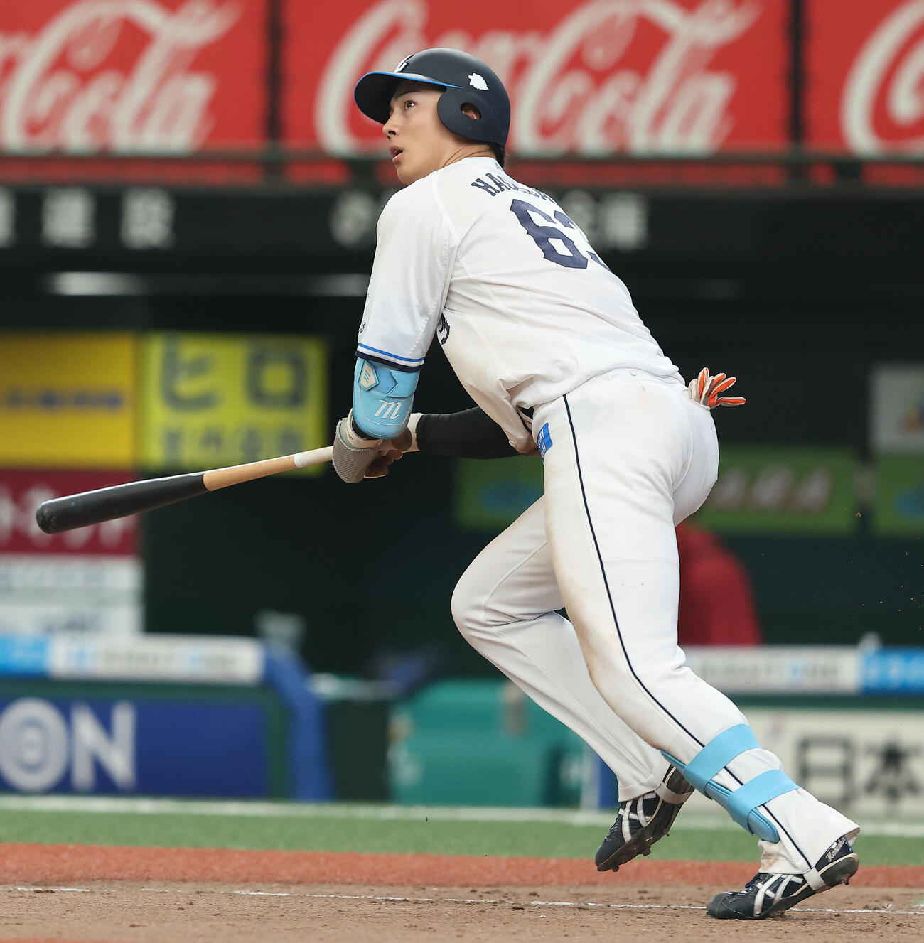 西武対楽天　7回裏西武2死二塁、2点本塁打を放つ長谷川信哉（撮影・河田真司）