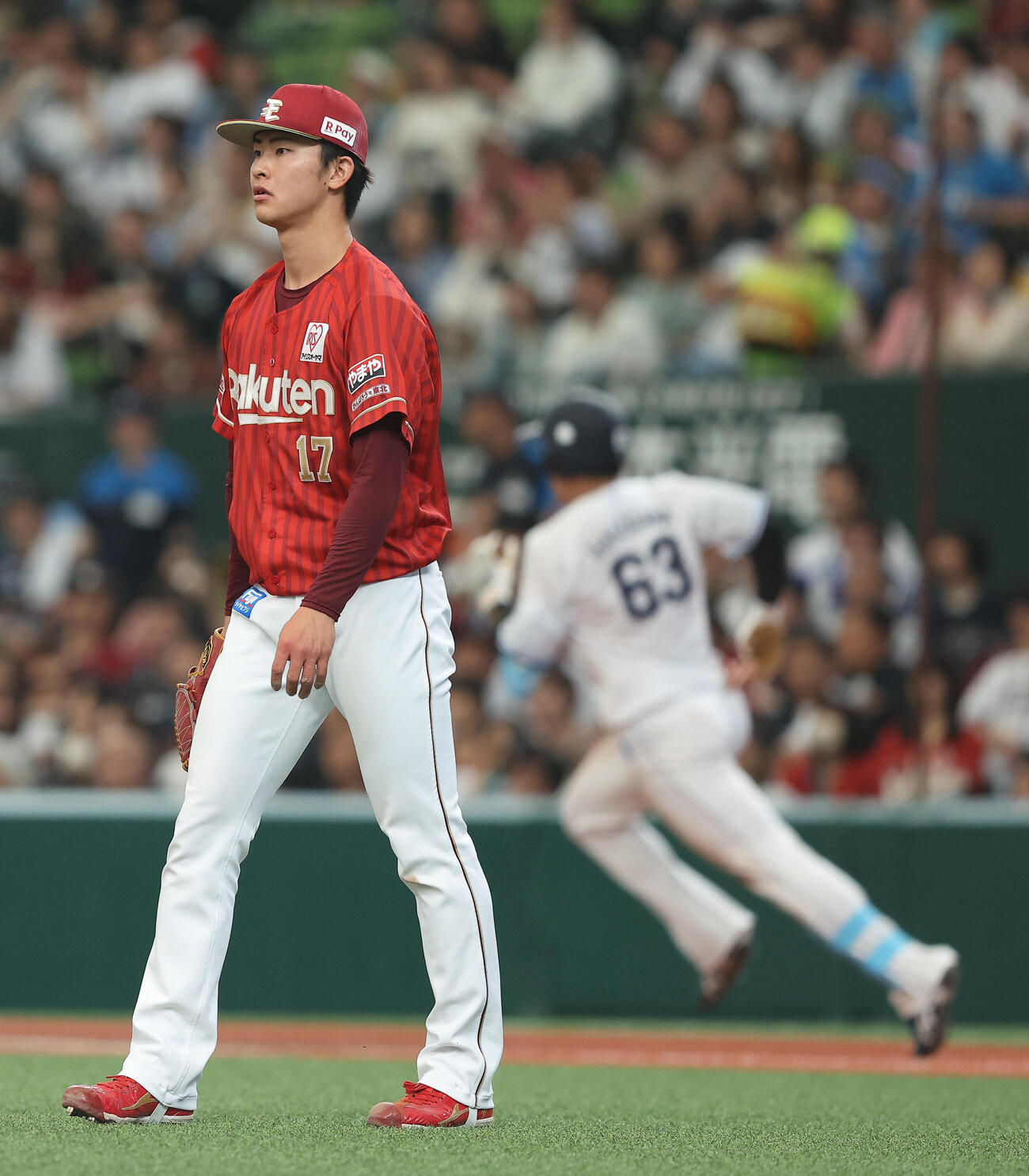 西武対楽天　7回裏西武2死二塁、長谷川信哉に2点本塁打を浴びる古謝樹（撮影・河田真司）