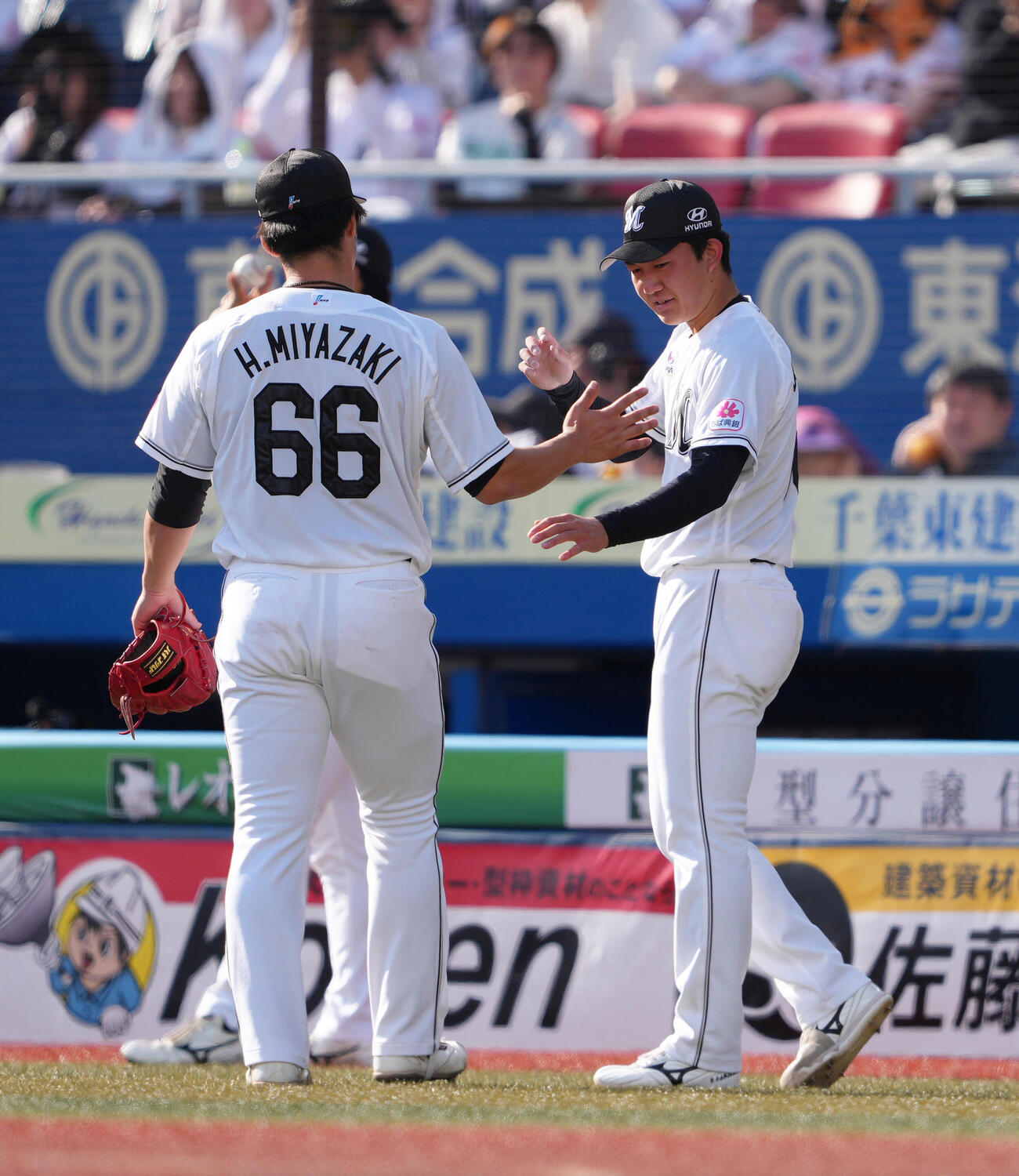 ファーム・リーグ　ロッテ対巨人　7回途中降板のロッテ石垣元気（（右）は後続を抑えた宮崎颯とタッチを交わす（撮影・足立雅史）