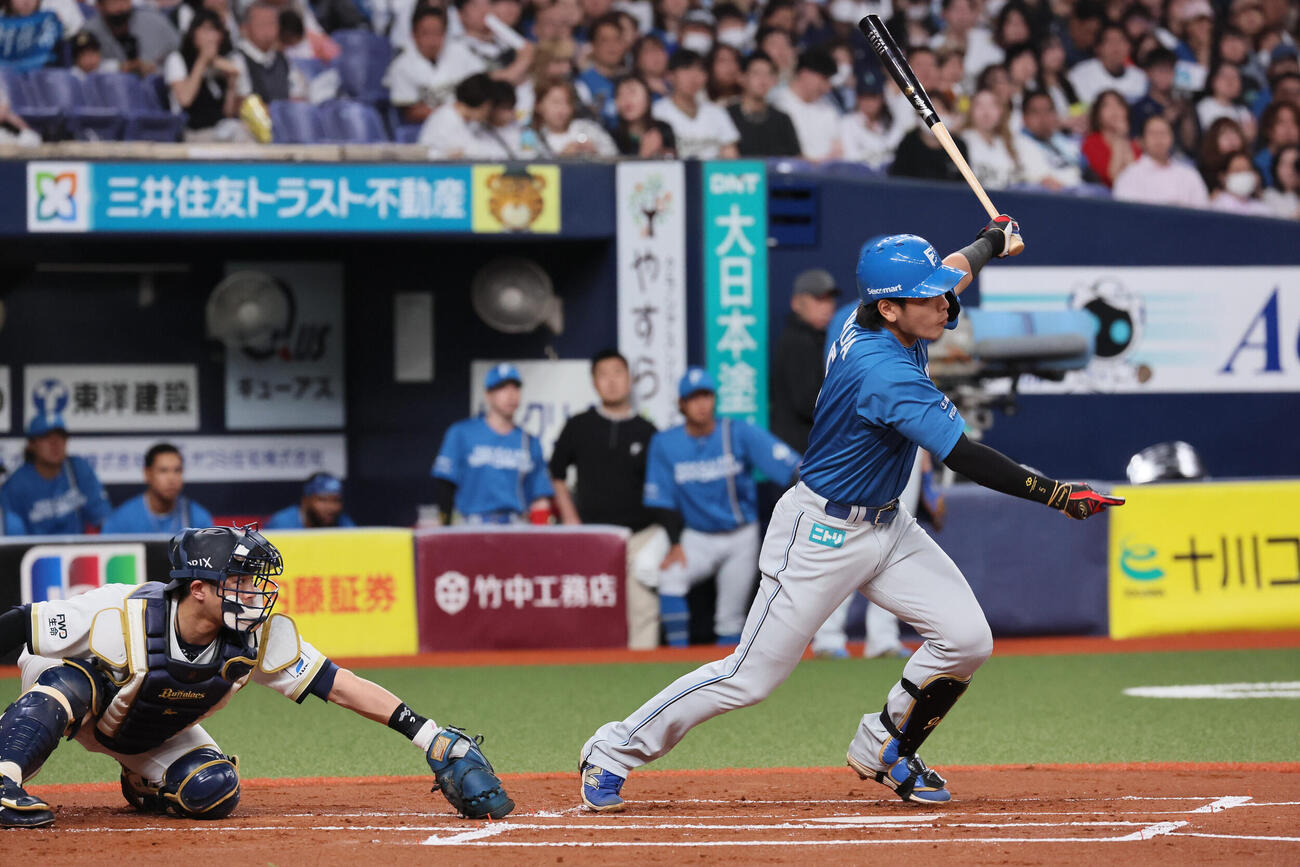 オリックス対日本ハム　1回表日本ハム2死一、二塁、日本ハム野村佑希は先制適時打を放つ（撮影・宮崎幸一）