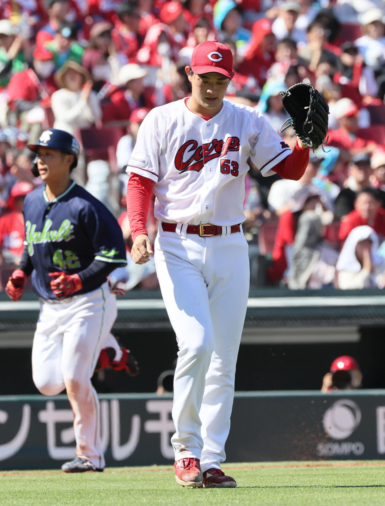 広島対ヤクルト　4回表ヤクルト1死一塁、沢井廉に右中間越え2点本塁打を浴びた岡本駿（撮影・加藤孝規）