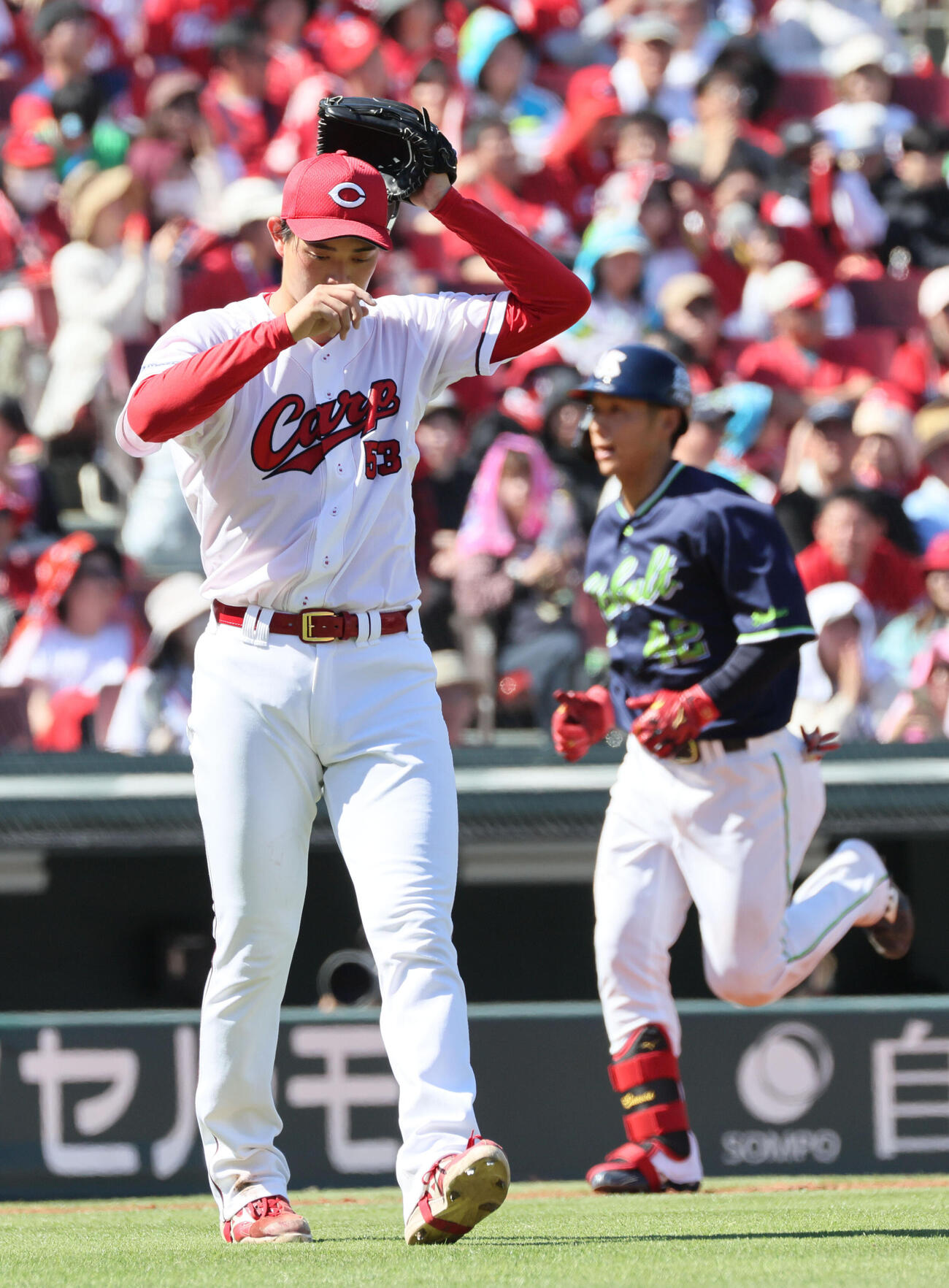 広島対ヤクルト　4回表ヤクルト1死一塁、沢井廉に2点本塁打を浴びた岡本駿（撮影・加藤孝規）