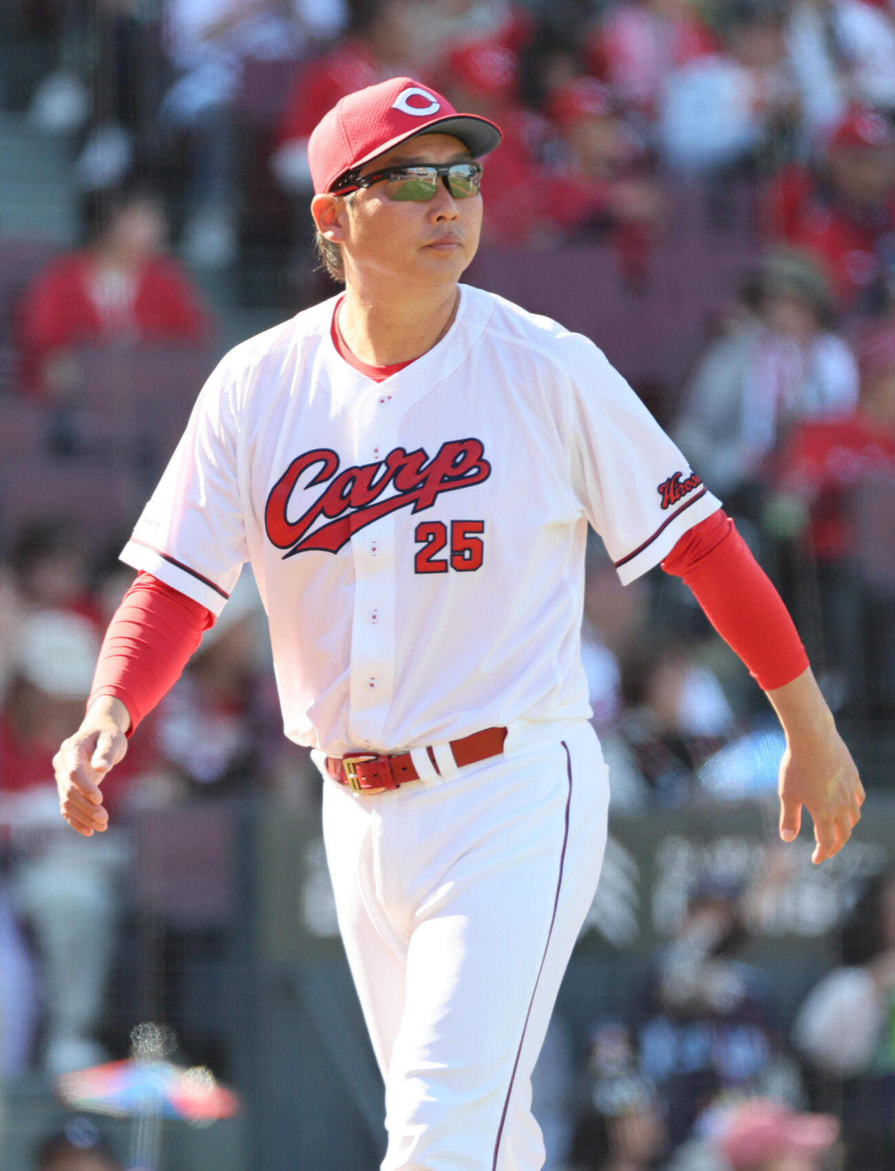 広島対ヤクルト　6回裏終了時、交代を告げる新井貴浩監督（撮影・加藤孝規）