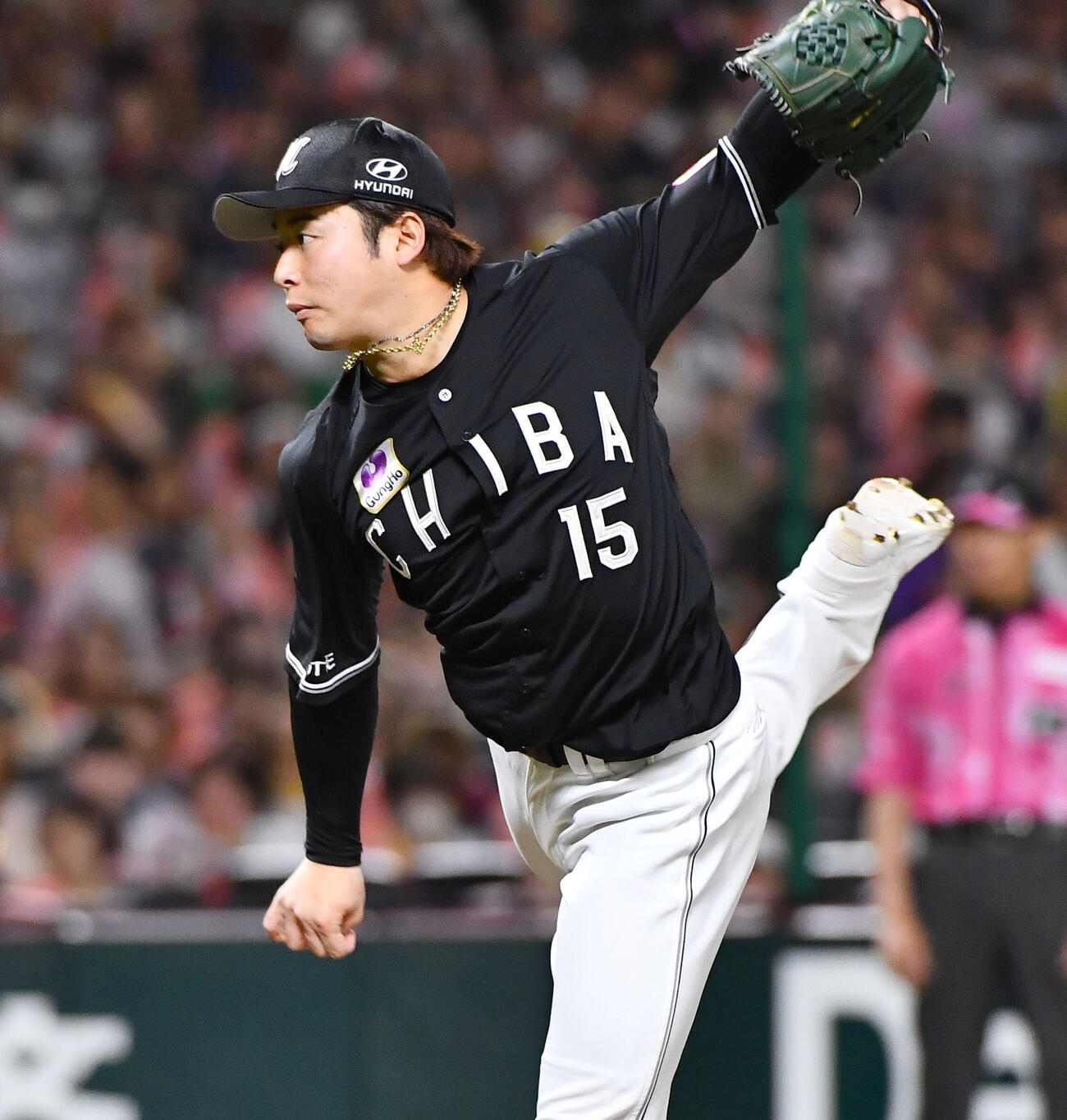 ソフトバンク対ロッテ　9回裏から登板した、ロッテ5番手の横山陸人（撮影・岩下翔太）