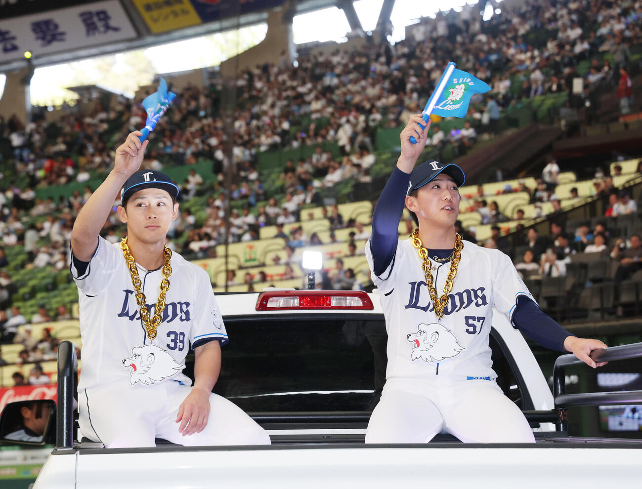 西武対楽天　楽天に勝利し、声援に応える平沢大河（左）と黒田将矢（撮影・河田真司）