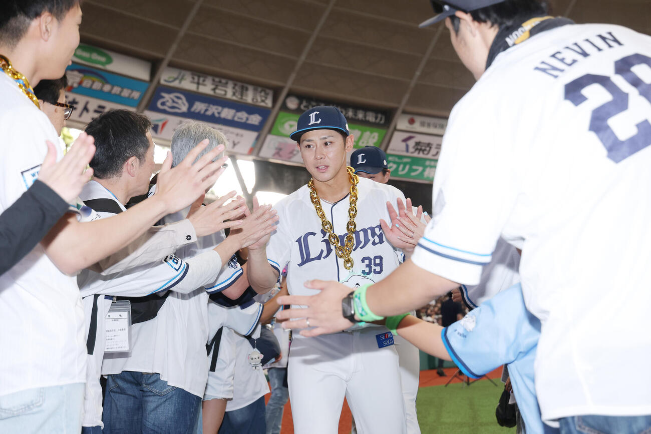 西武対楽天　楽天に勝利し、ファンとタッチを交わす平沢大河（撮影・河田真司）