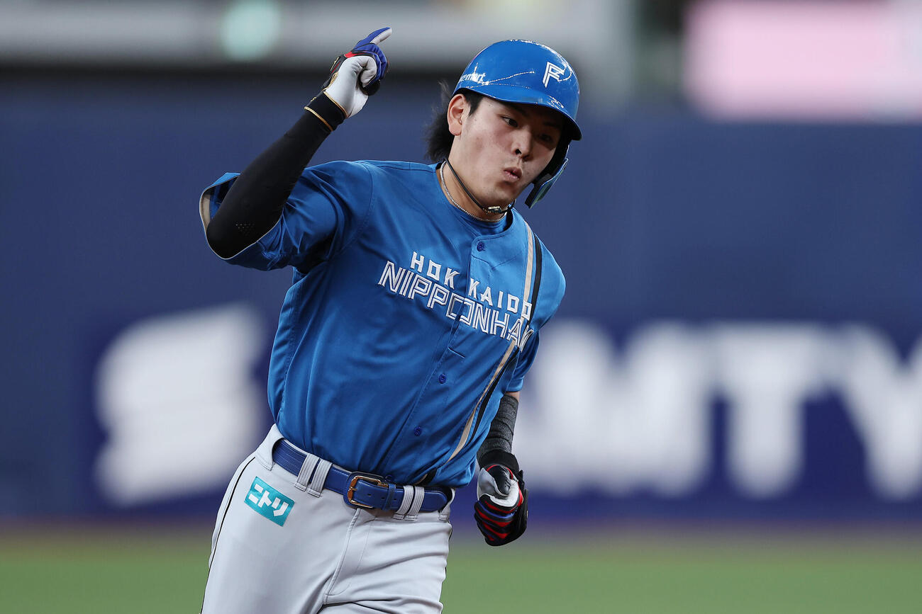 オリックス対日本ハム　5回表日本ハム2死一塁、左中間へ2点本塁打を放ちダイヤモンドをまわる野村佑希（撮影・前田充）