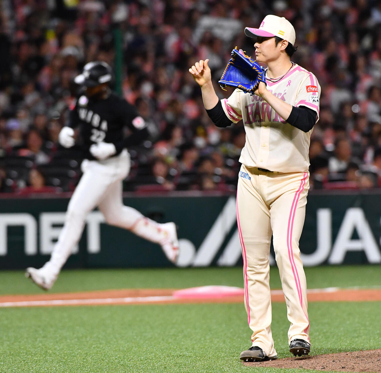 ソフトバンク対ロッテ　9回表ロッテ2死、グレゴリー・ポランコ（左）に左中間へ勝ち越し本塁打を打たれた松本裕樹（撮影・岩下翔太）