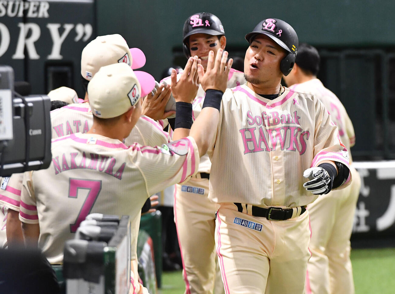 ソフトバンク対ロッテ　4回裏ソフトバンク無死一、二塁、勝ち越しの左越え3点本塁打を放ち、ナインとタッチを交わす山川穂高（撮影・岩下翔太）