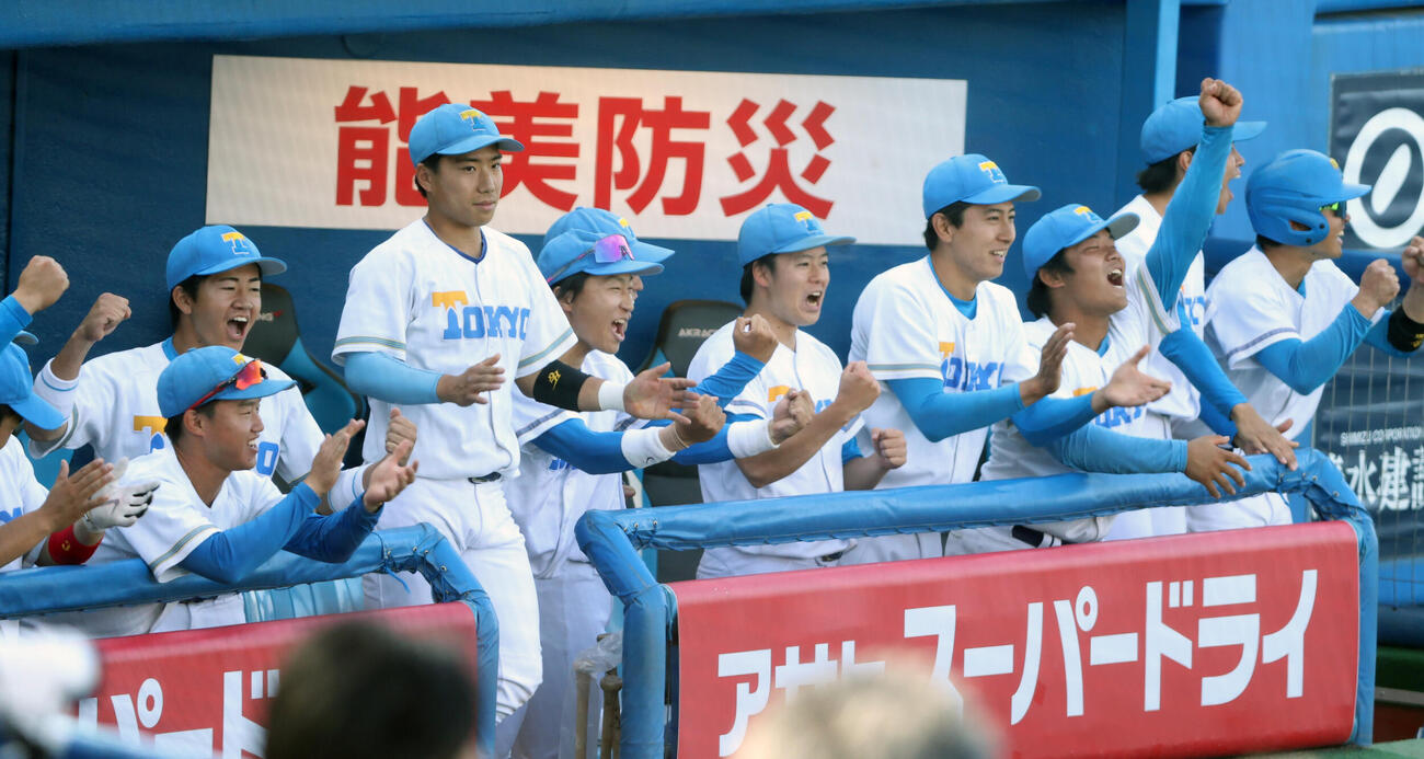 東大対法大9回、法大・小川大地の一塁クロスプレーがビデオ検証でセーフの判定からアウトになり喜ぶ東大ナイン＝2026年5月9日