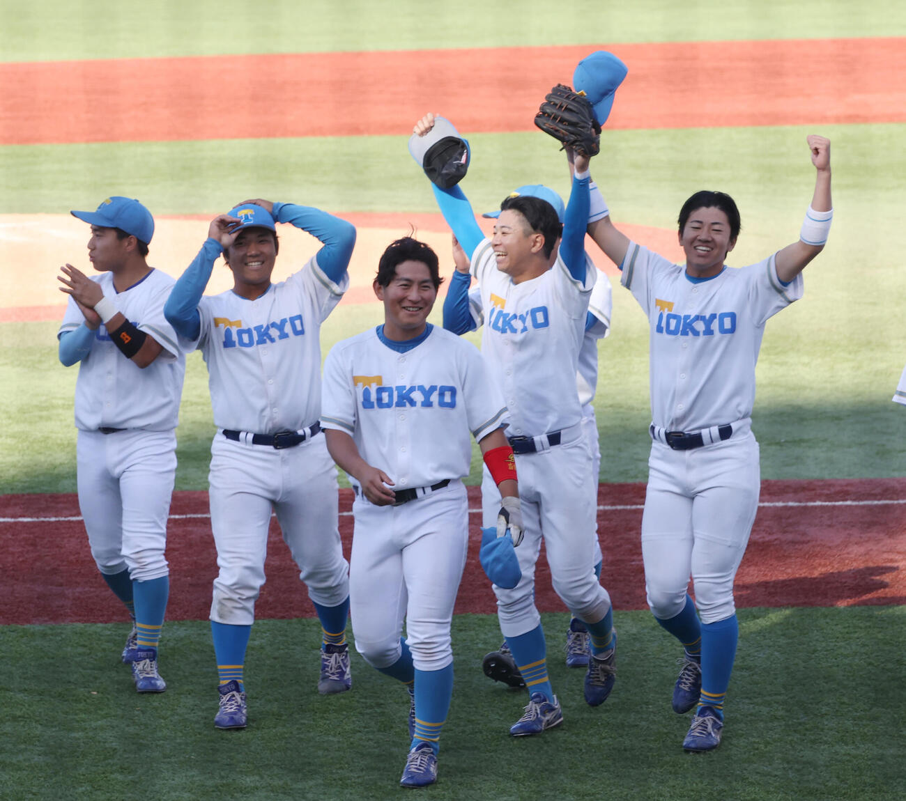 東大対法大勝利した東大ナインは喜び合う＝2026年5月9日