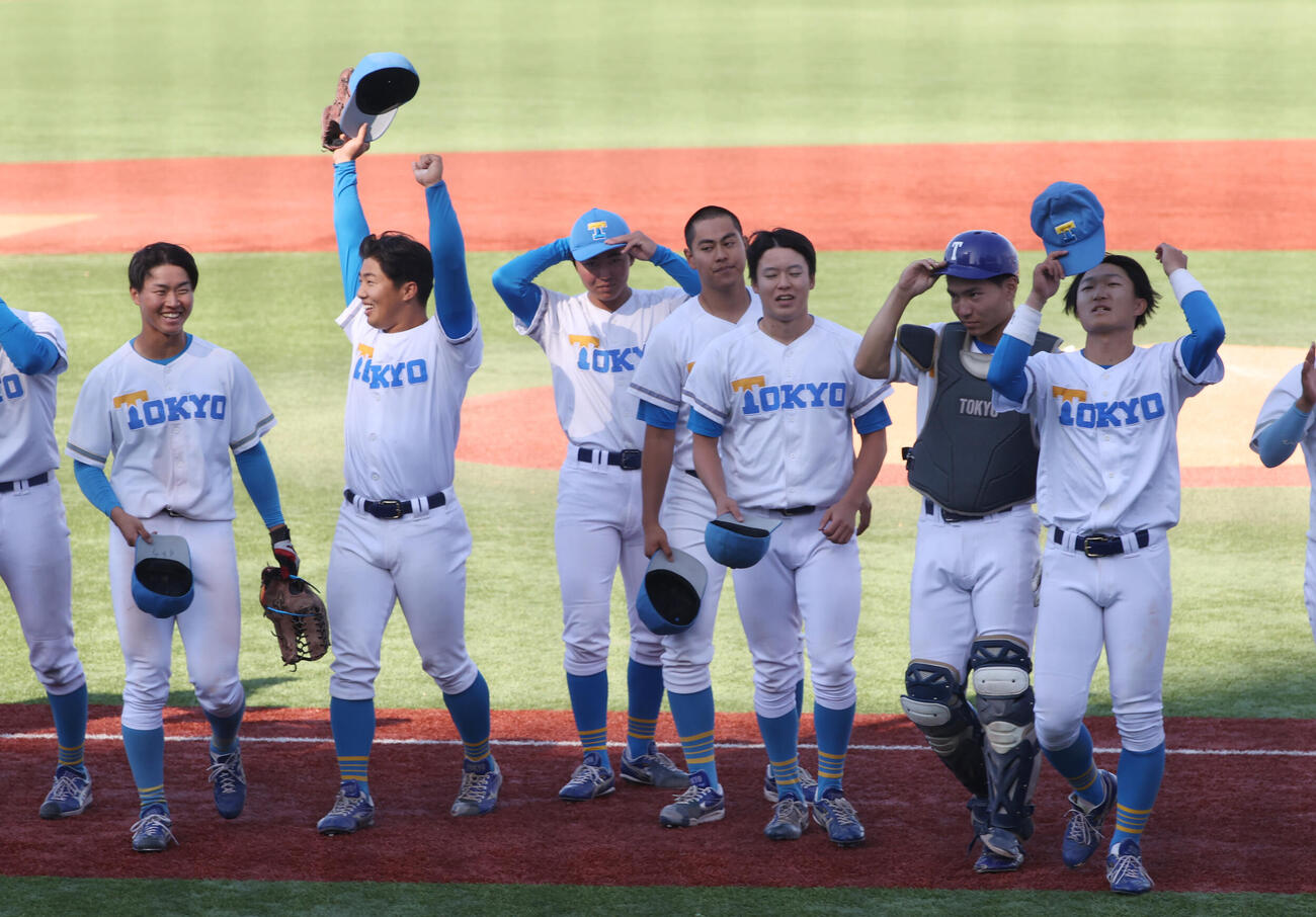 東大対法大勝利した東大ナインは喜び合う＝2026年5月9日