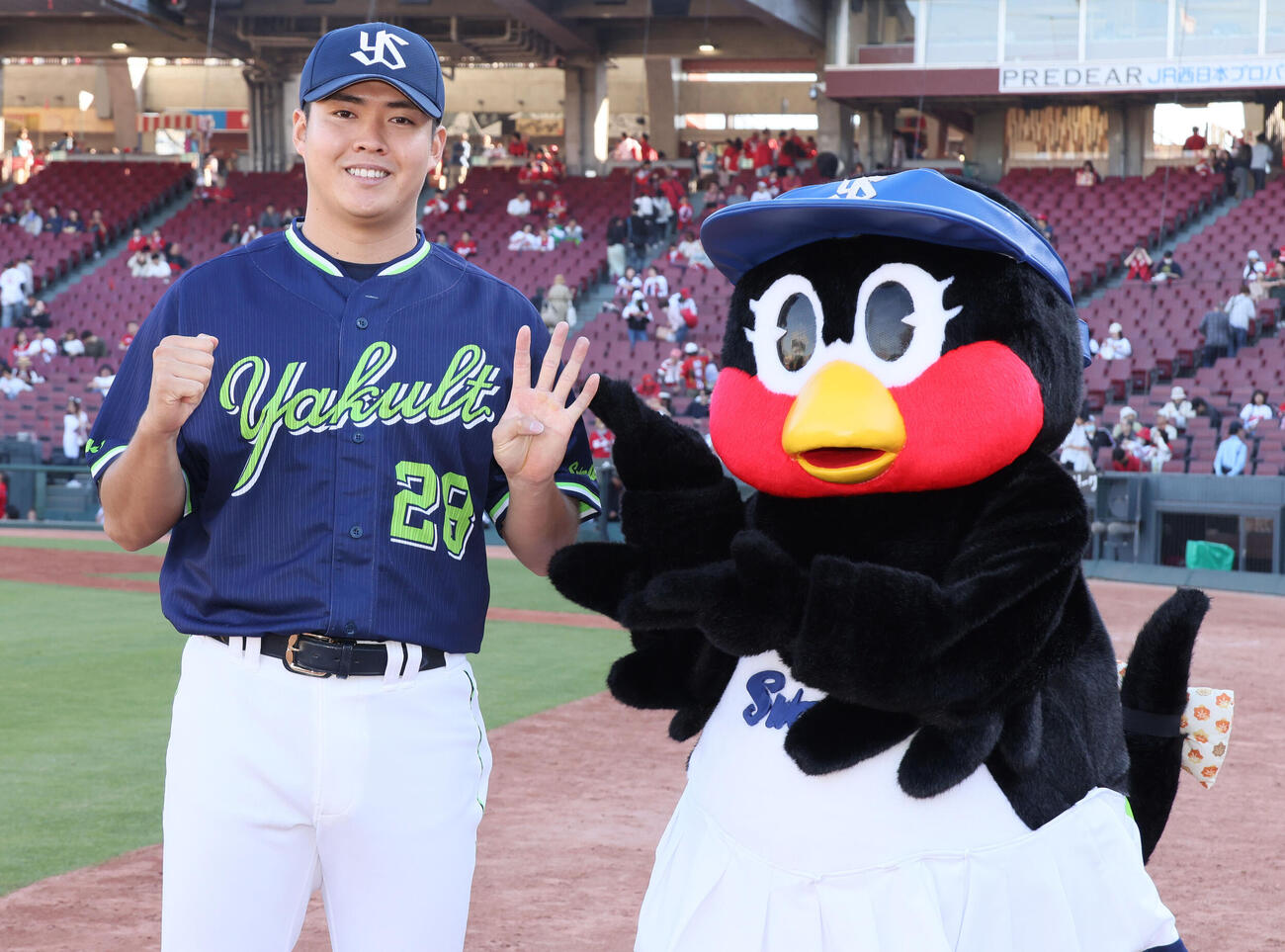 広島対ヤクルト　広島に勝利しポーズを決める松本健吾とつばみ（撮影・加藤孝規）