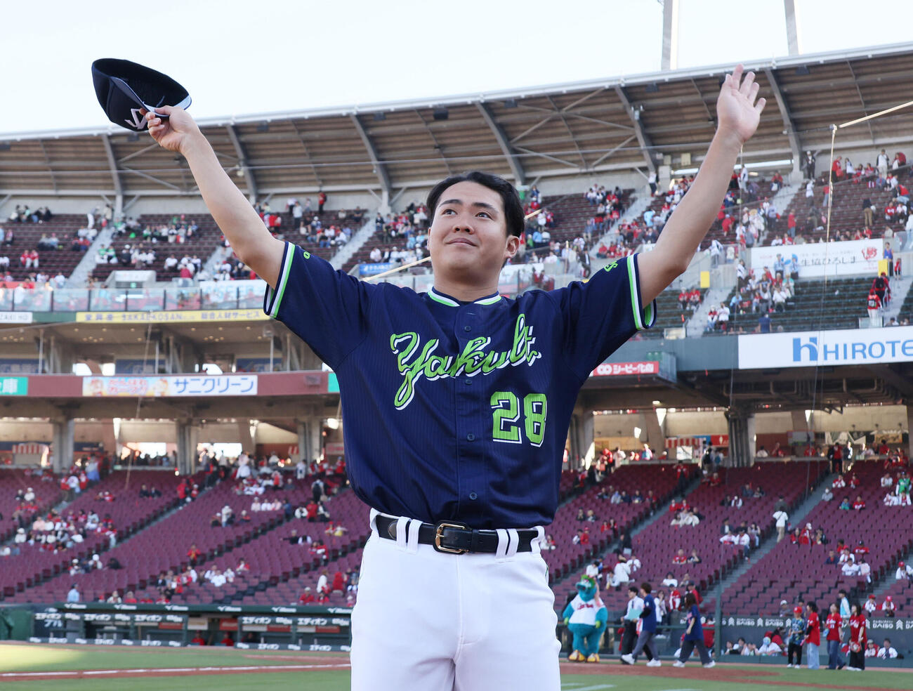 広島対ヤクルト　広島に勝利しファンの声援に応えるヤクルト松本健吾（撮影・加藤孝規）