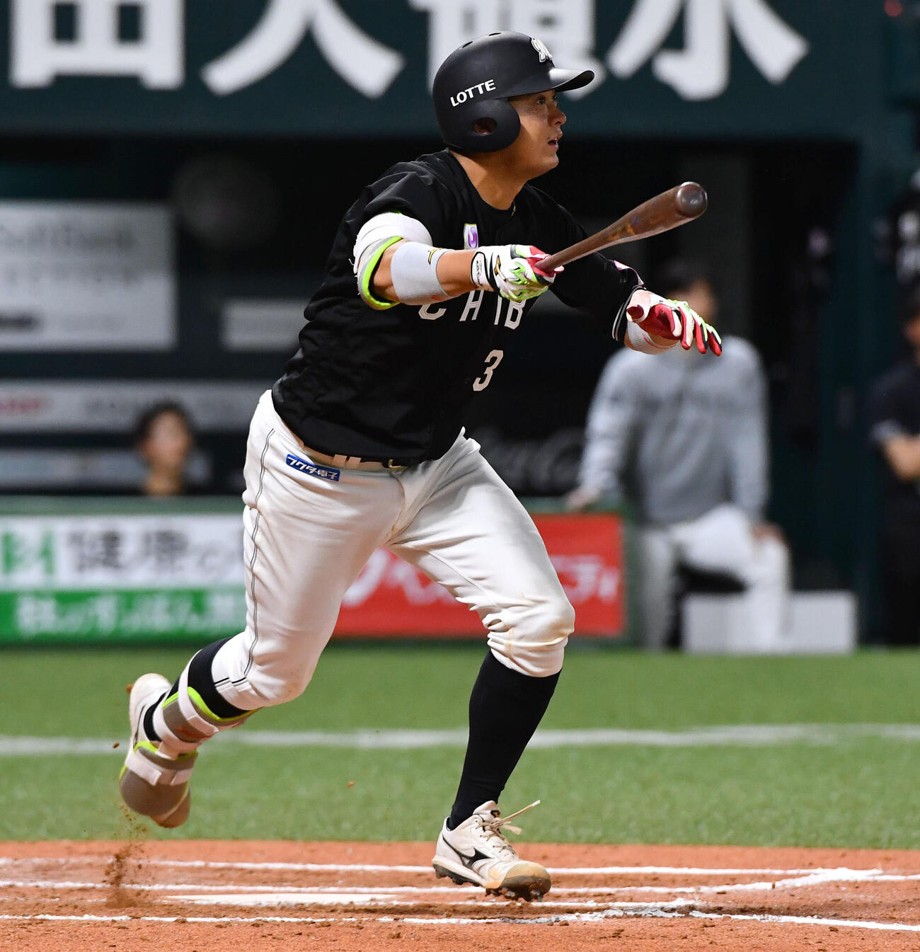 ソフトバンク対ロッテ　8回表ロッテ1死、佐藤都志也は右越え同点本塁打を放つ（撮影・岩下翔太）