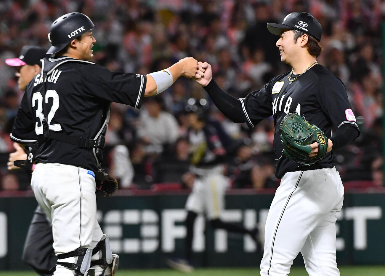 ソフトバンク対ロッテ　ソフトバンクに勝利し、試合を締めた横山陸人（右）は佐藤都志也と笑顔でグータッチを交わす（撮影・岩下翔太）