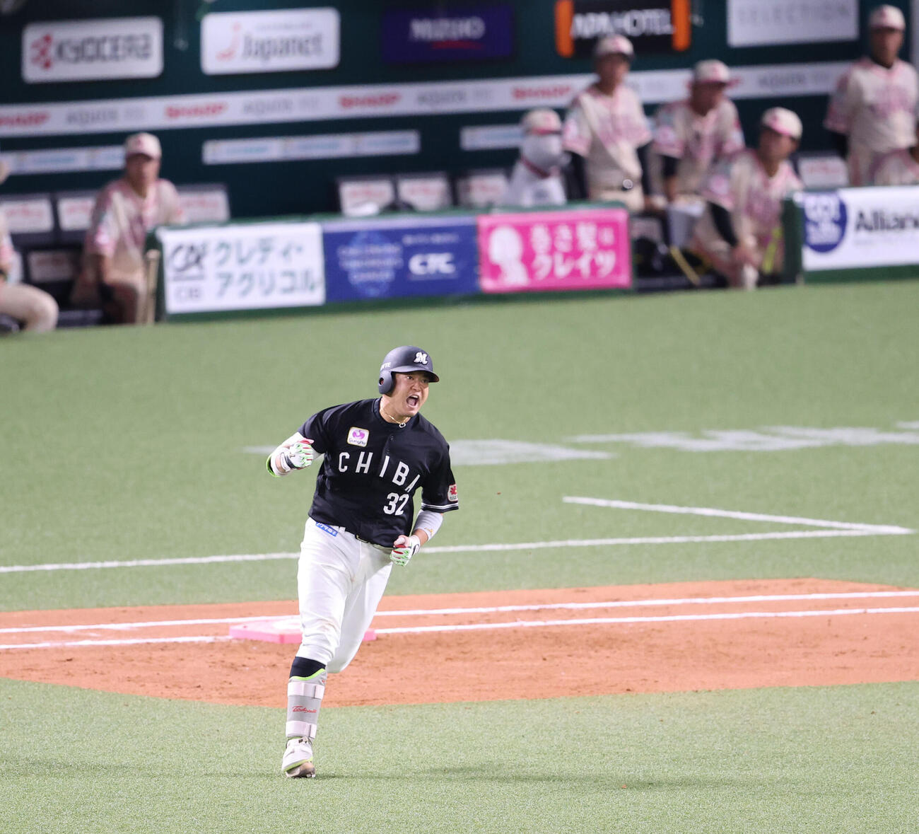 ソフトバンク対ロッテ　8回表ロッテ1死、佐藤都志也は右越えに同点本塁打を放ちガッツポーズ（撮影・梅根麻紀）＝2026年5月9日