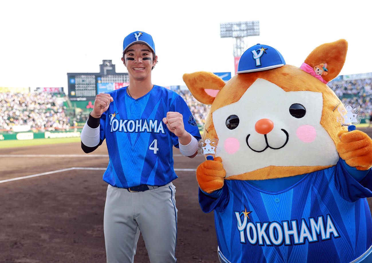 阪神対DeNA　阪神に勝利したDeNA度会隆輝はヒーローインタビューを終え笑顔でポーズを決める（撮影・上山淳一）