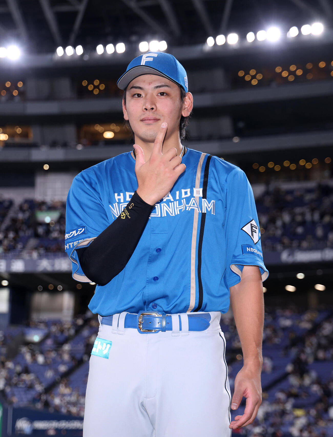 オリックス対日本ハム　ヒーローインタビューを終えポーズを決める日本ハム野村佑希（撮影・前田充）