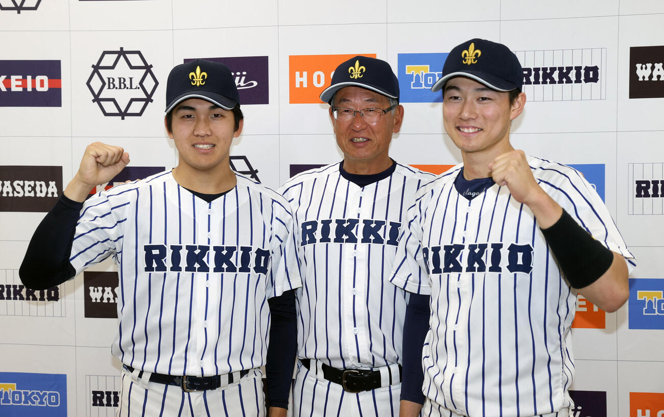 立大対早大、勝利した、左から立大・道本想、木村泰雄監督、長島颯はガッツポーズする＝2026年5月9日
