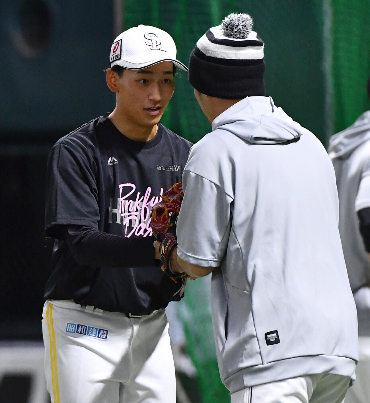 ロッテ西岡剛チーフ打撃兼走塁コーチ（右）にあいさつするソフトバンク前田悠伍＝2026年5月8日