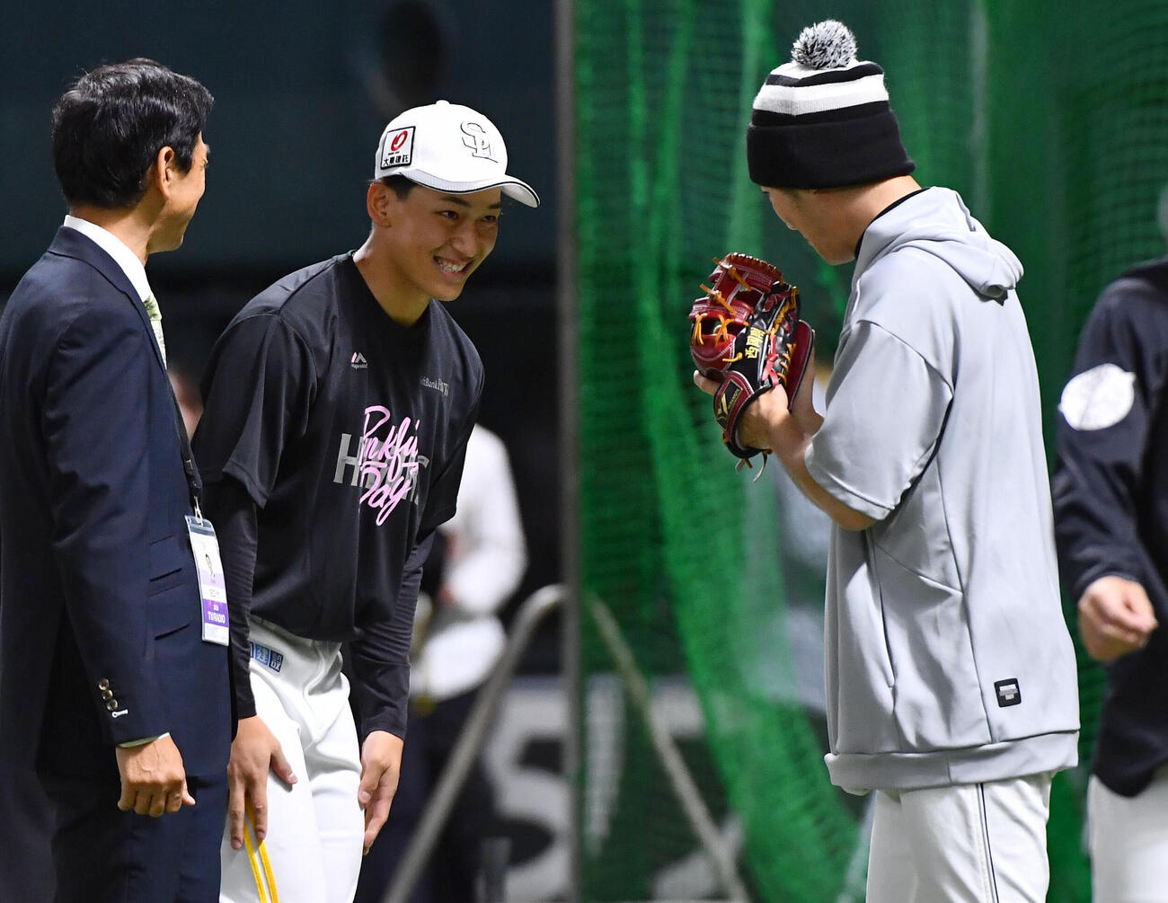 ロッテ西岡剛チーフ打撃兼走塁コーチ（右）にあいさつするソフトバンク前田悠伍＝2026年5月8日
