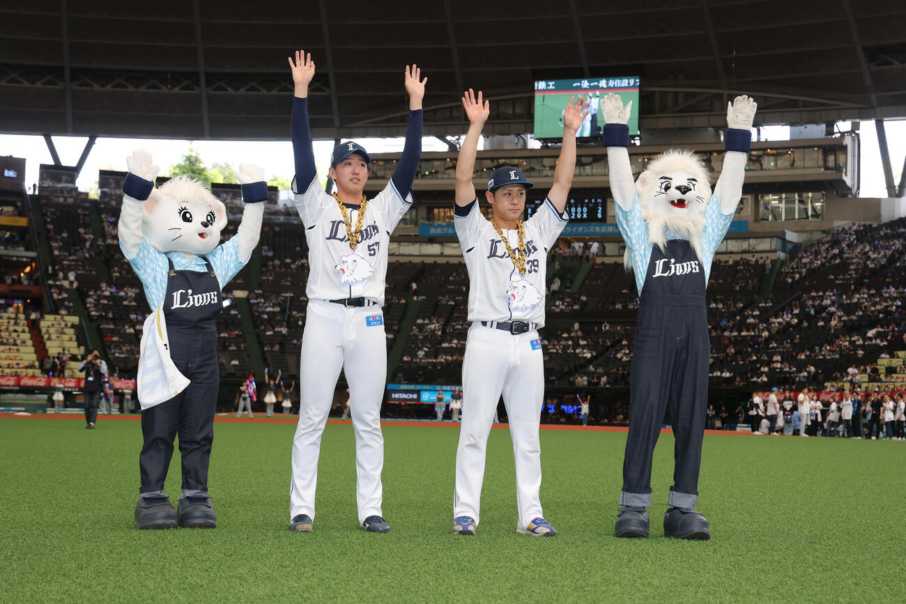 西武対楽天　楽天に勝利し、声援に応える黒田将矢（左）と平沢大河黒田将矢（撮影・河田真司）