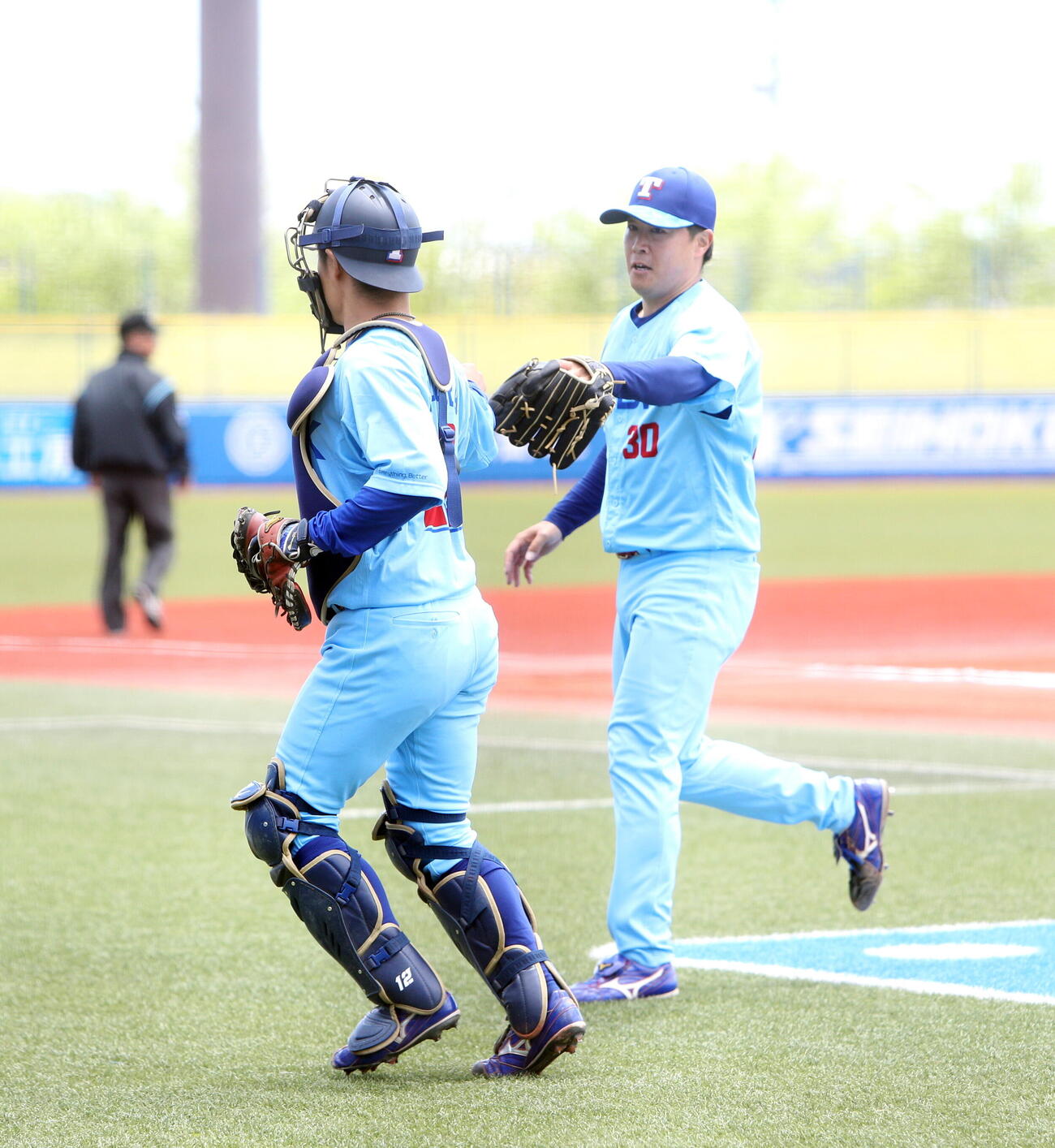 ヤマハ対TDK　初回を無失点に終え、ベンチに戻るTDK小島康明（右）