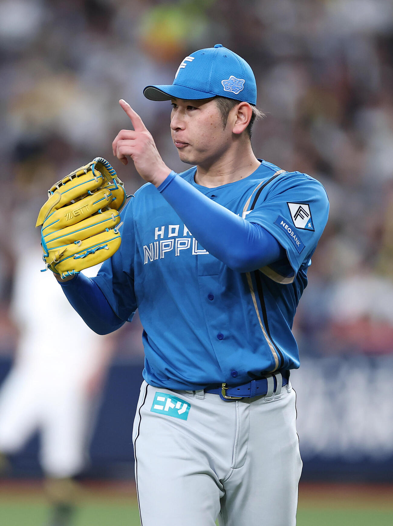オリックス対日本ハム　8回裏を投げ終え、ナインを迎えながらベンチへ戻る日本ハム加藤貴之（撮影・前田充）