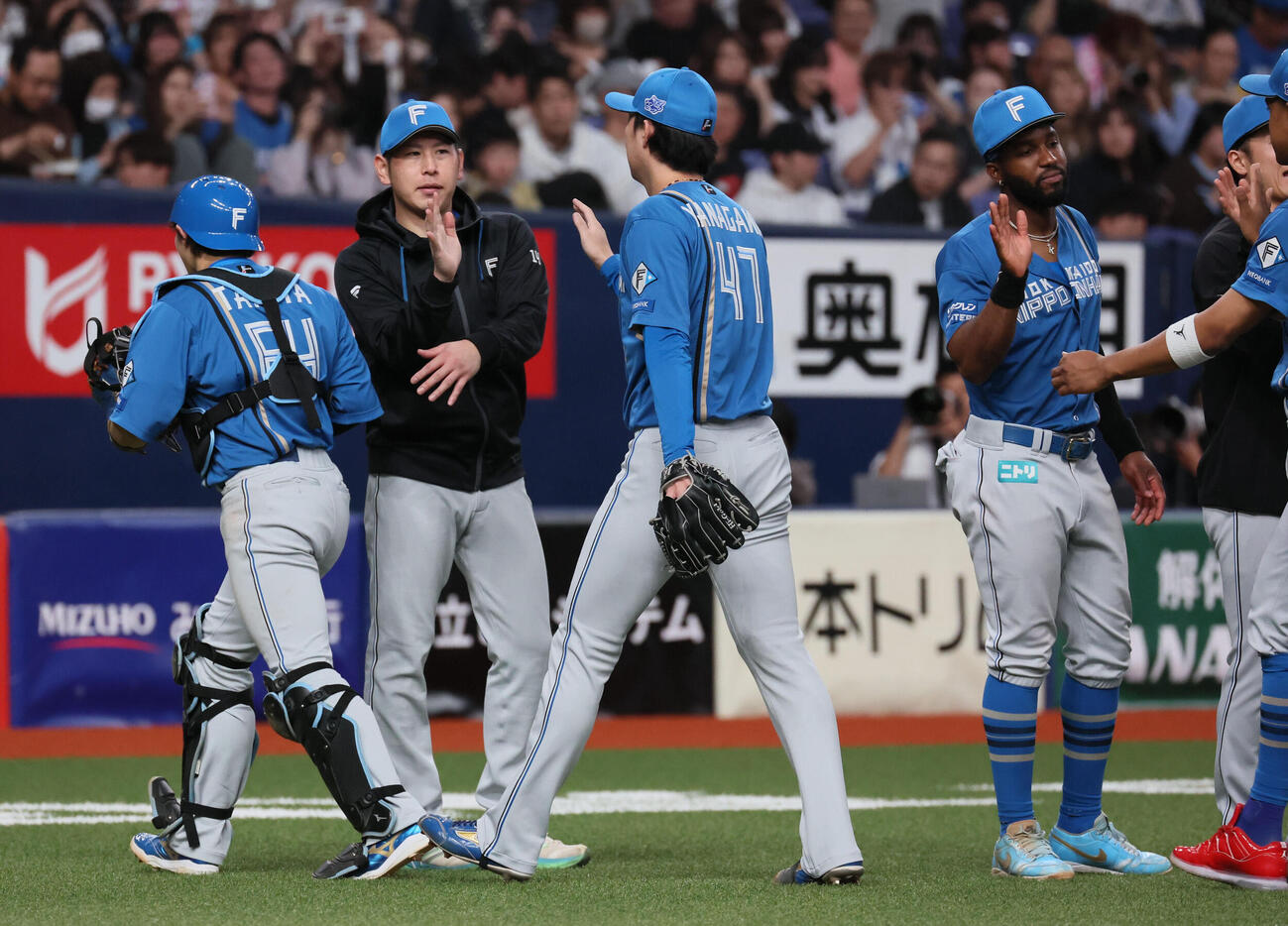 オリックス対日本ハム　オリックスに勝利しナインを迎える日本ハム加藤貴之（左から2人目）（撮影・宮崎幸一）
