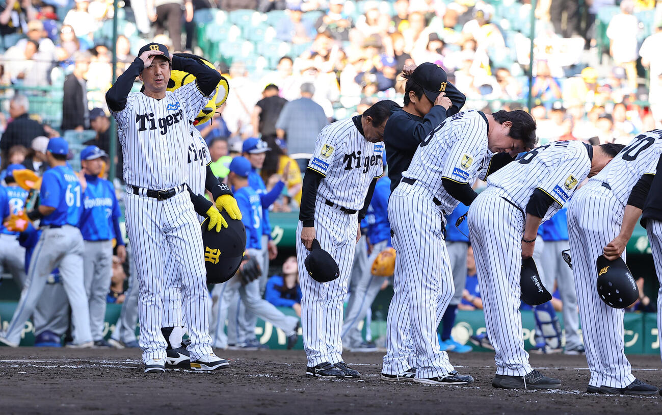 阪神対DeNA DeNAに連敗した藤川球児監督（左）はファンにあいさつの後、ベンチに引き揚げる（撮影・上田博志）